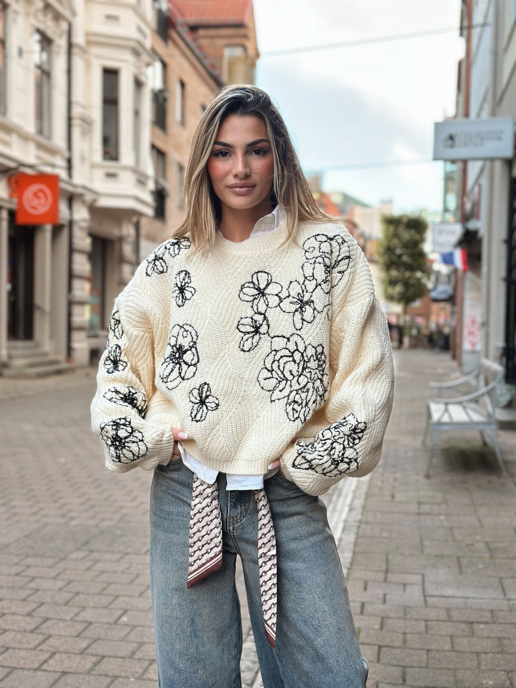 Stickad tröja med blommor – creme, brun & svart