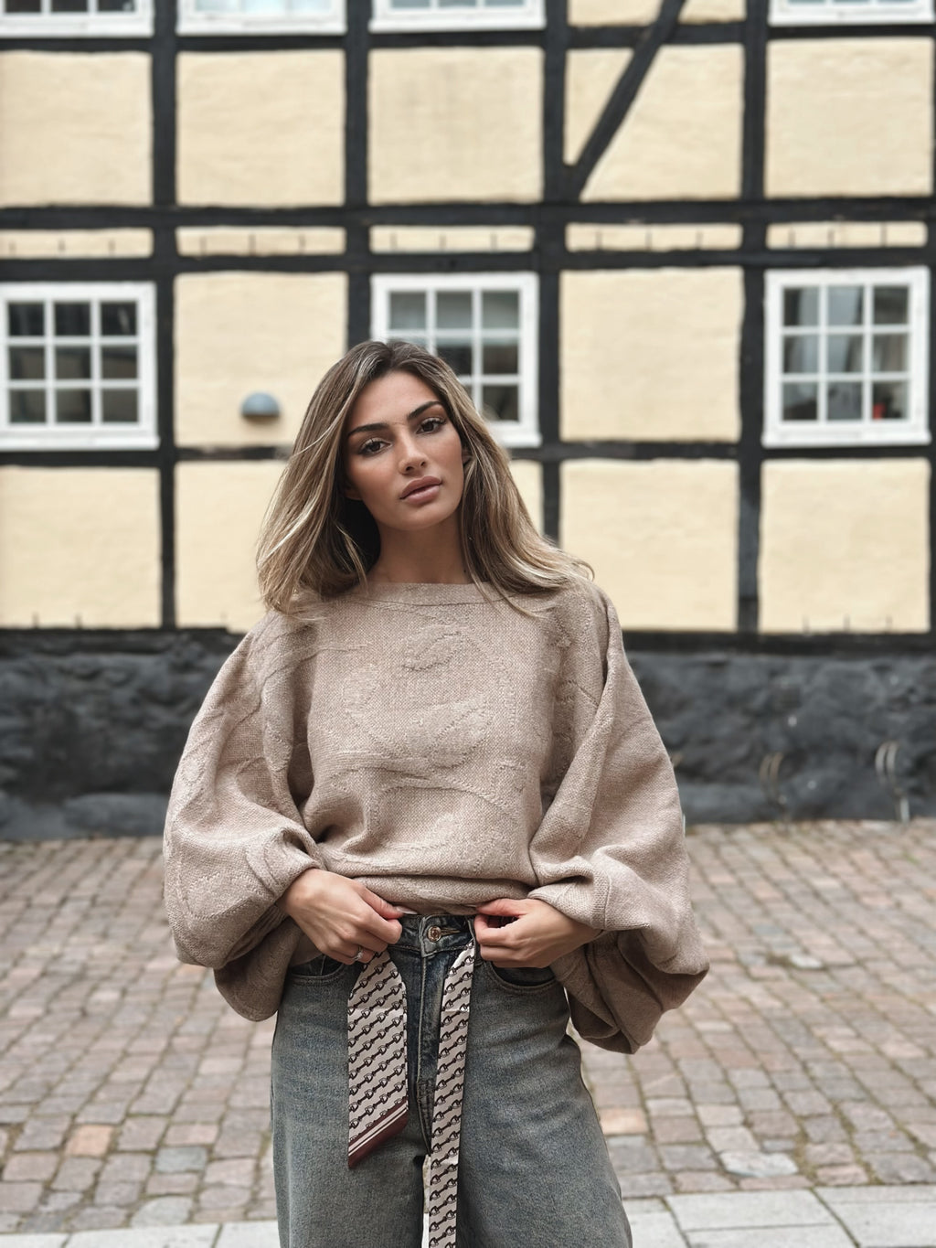 Stickad tröja med ballongärm