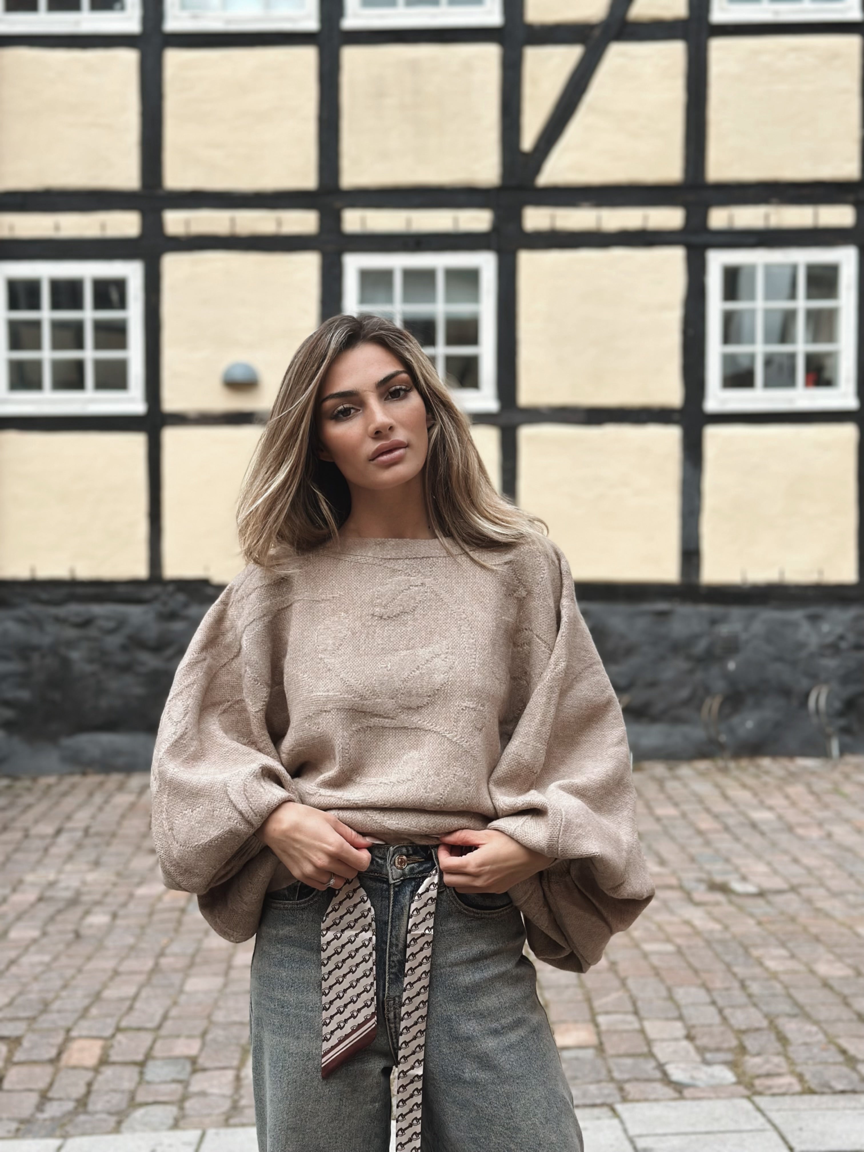 Stickad tröja med ballongärm