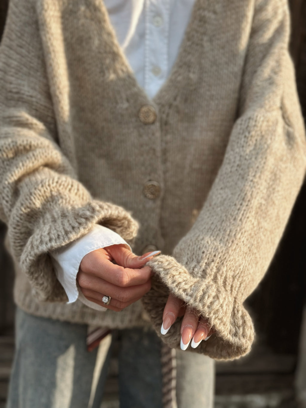 Stickad kofta med volangärm