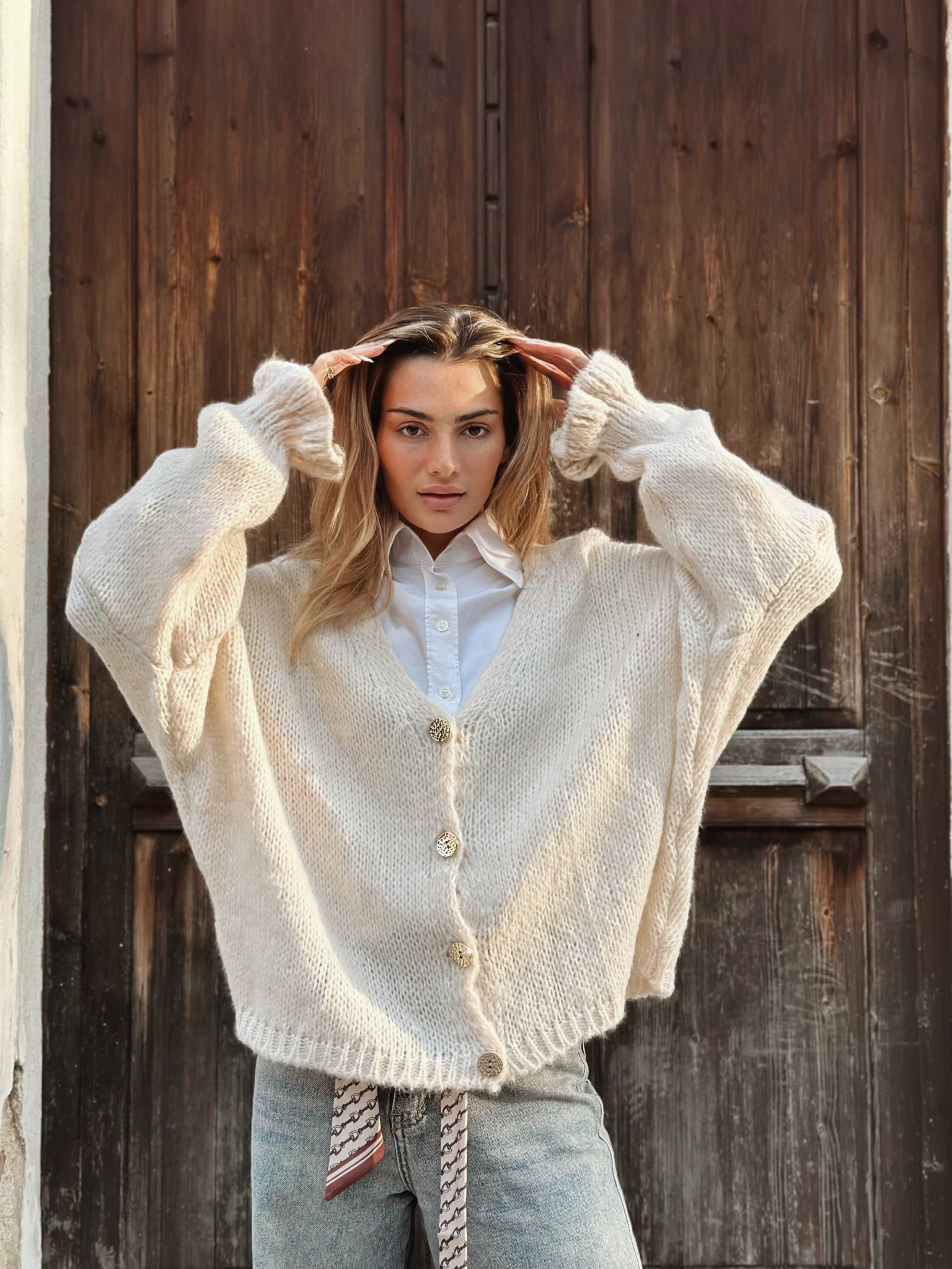 Stickad kofta med volangärm