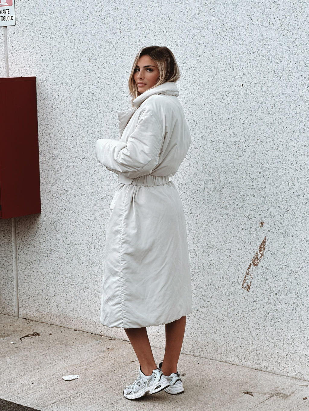 Lång pufferjacka med skärp