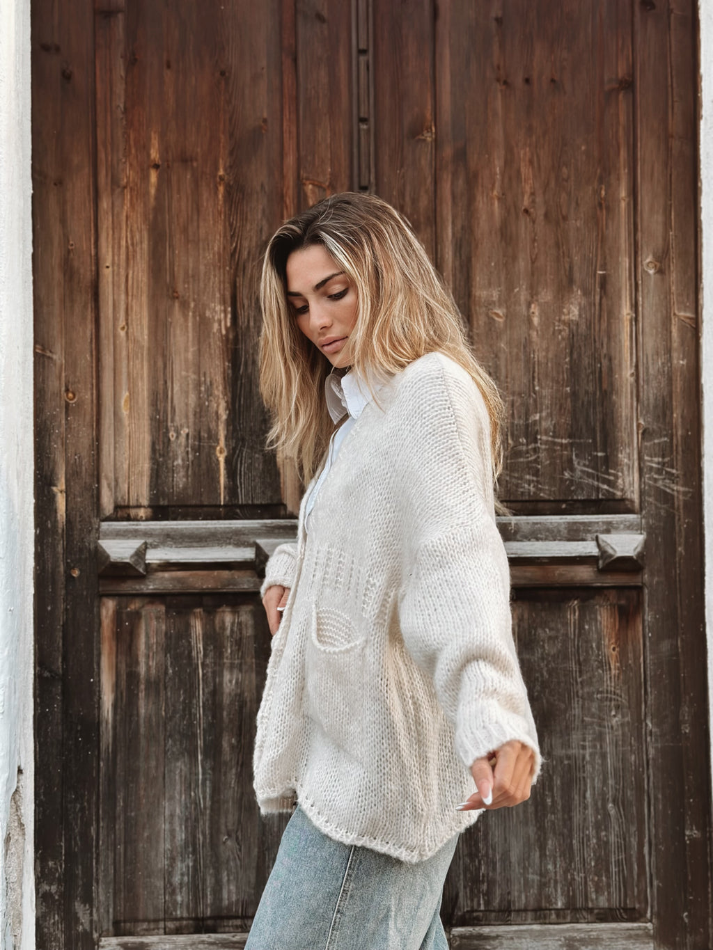 Stickad kofta med fickor och dekorativa knappar