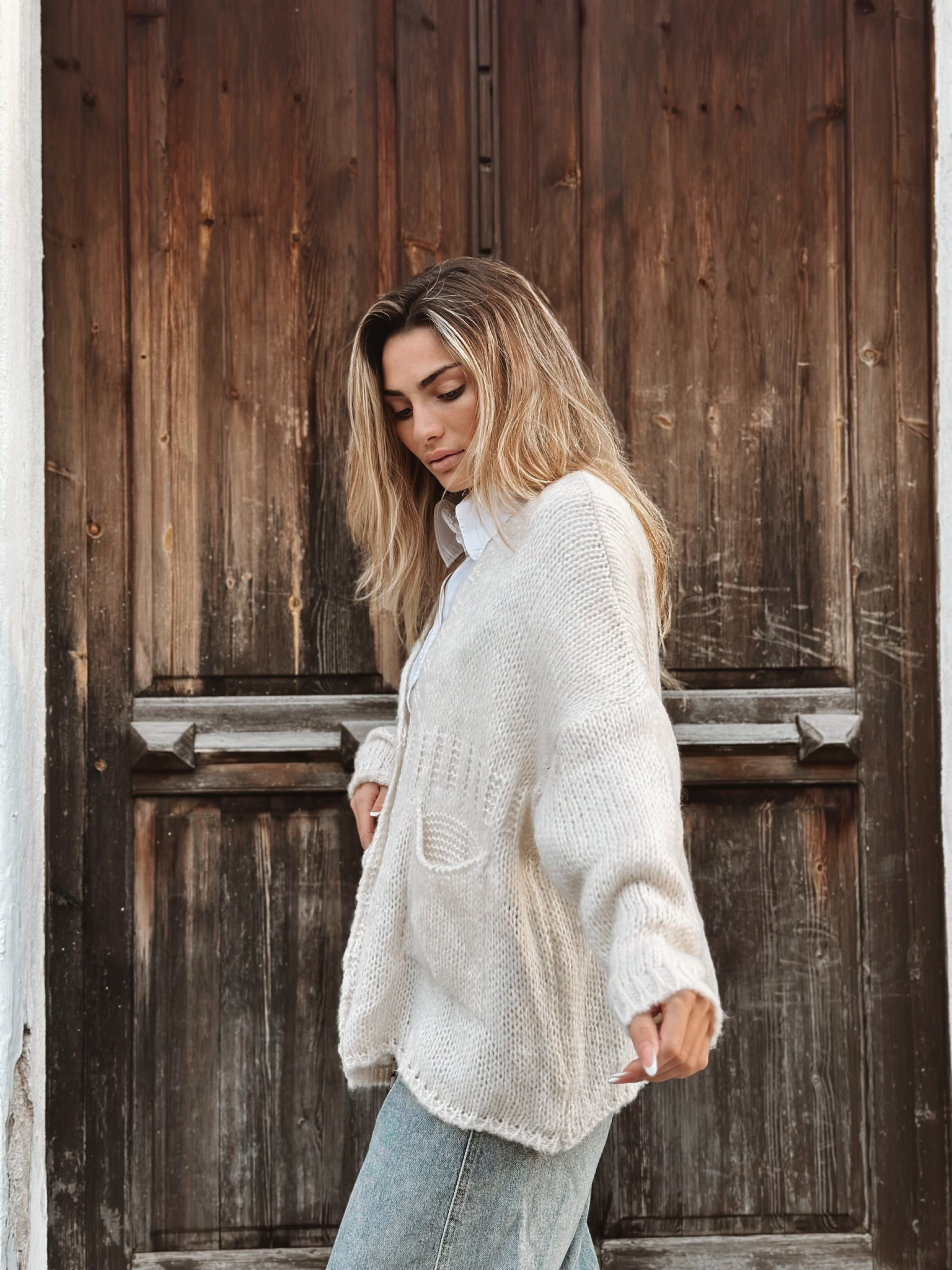 Stickad kofta med fickor och dekorativa knappar