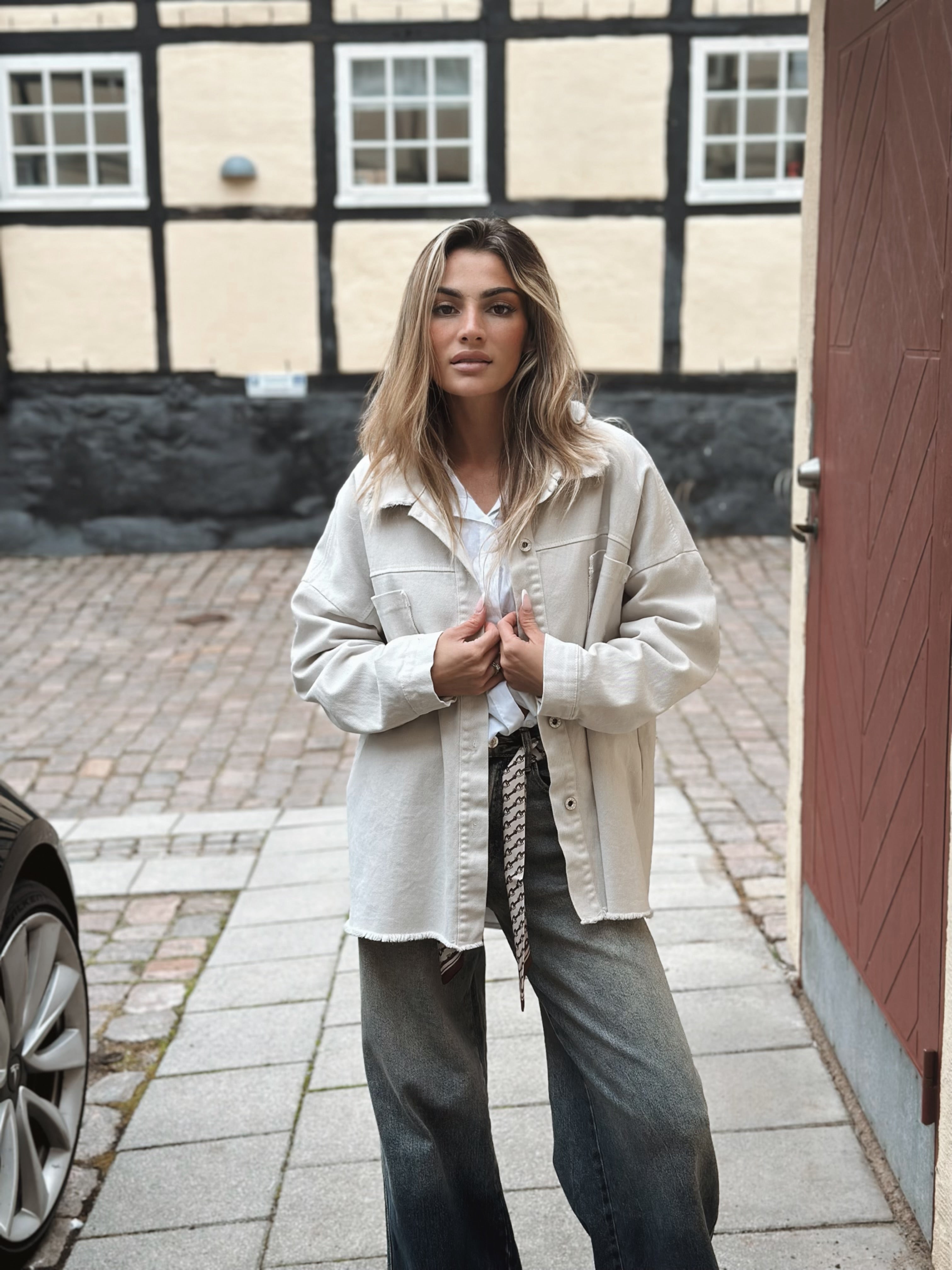 Oversize jacka med handmålad detalj – “Happiness Blooms”