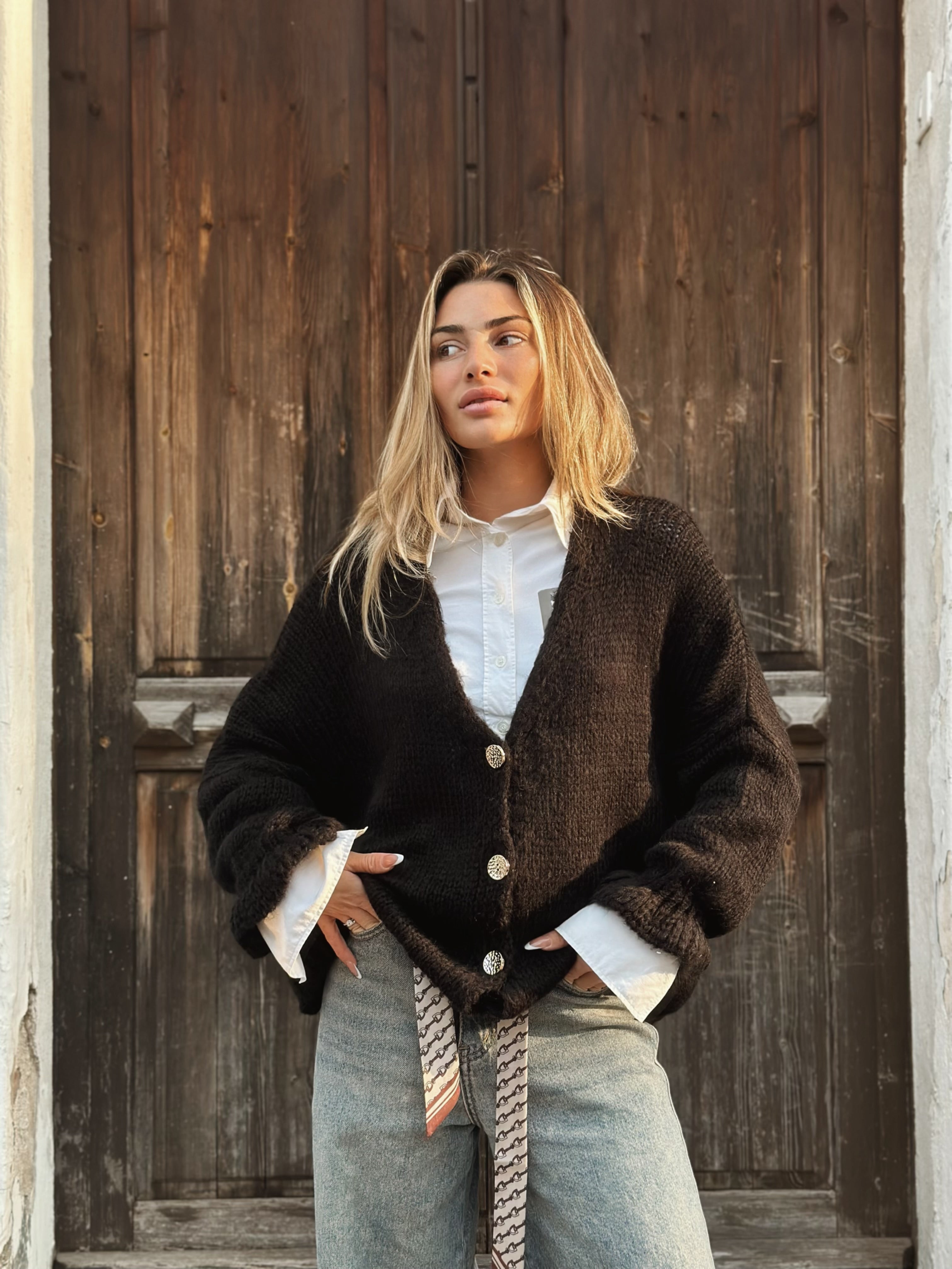 Stickad kofta med volangärm