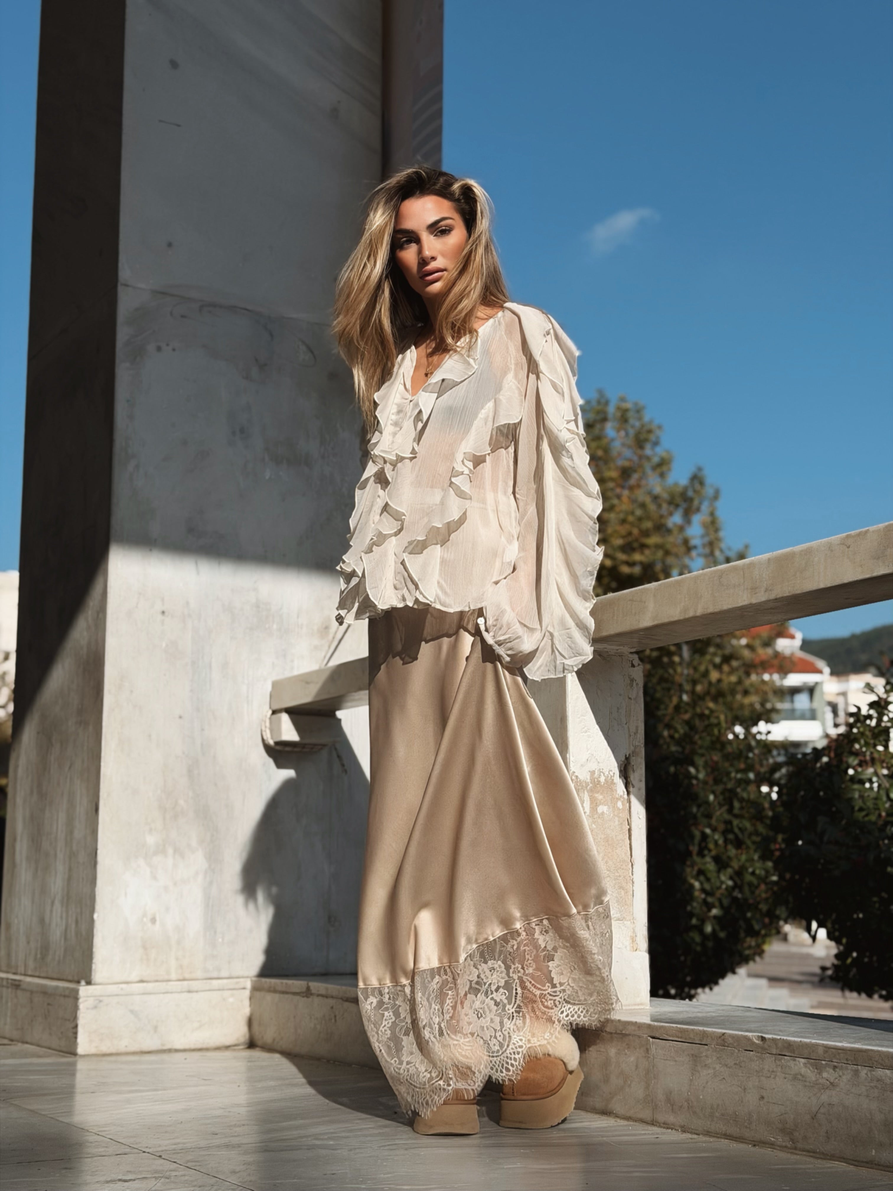 Trendig satinkjol med spets