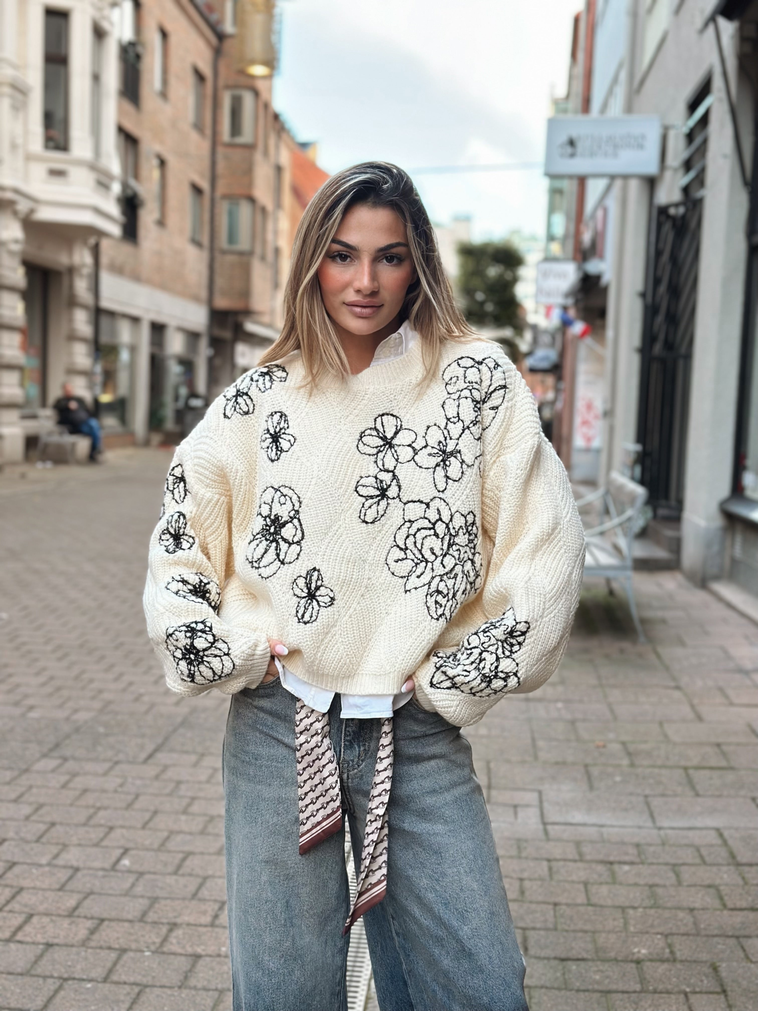 Stickad tröja med blommor – creme, brun & svart