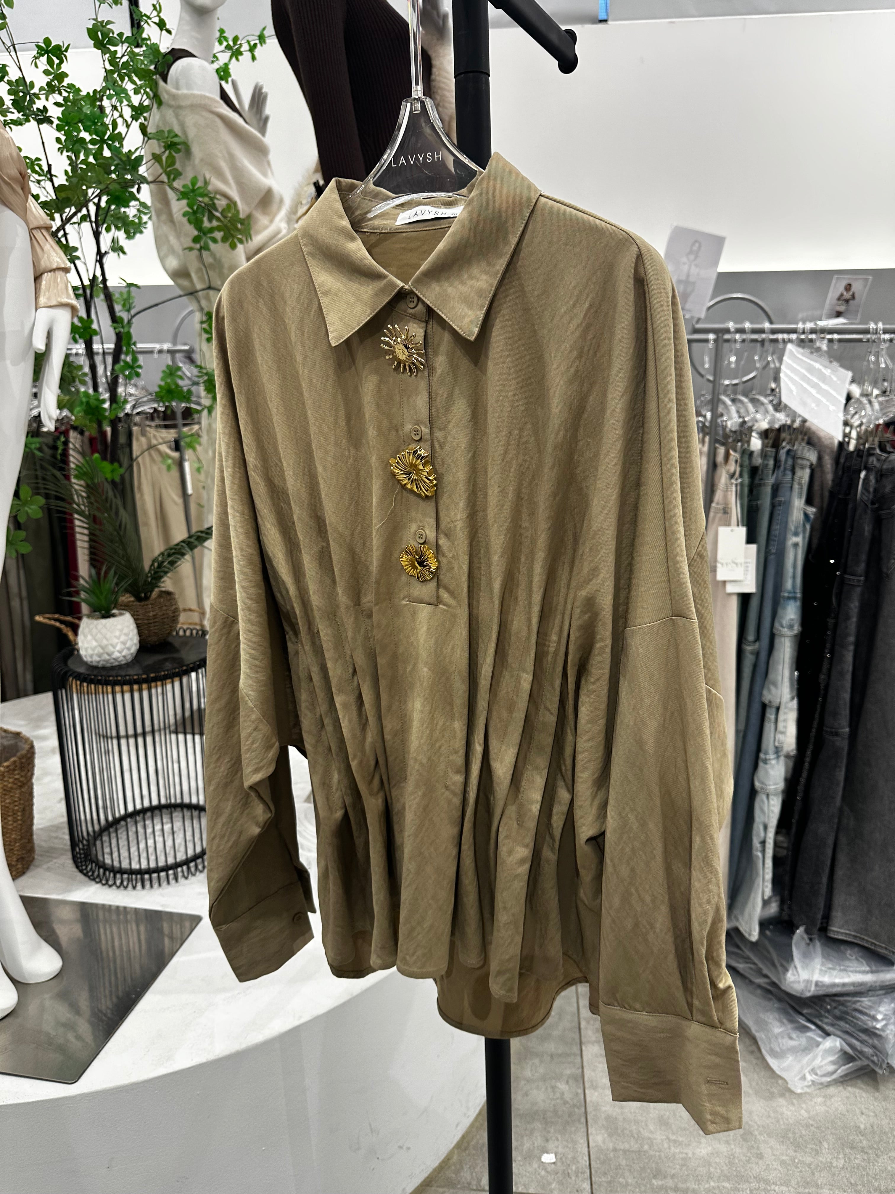 Oversized skjorta med dekorativa knappar