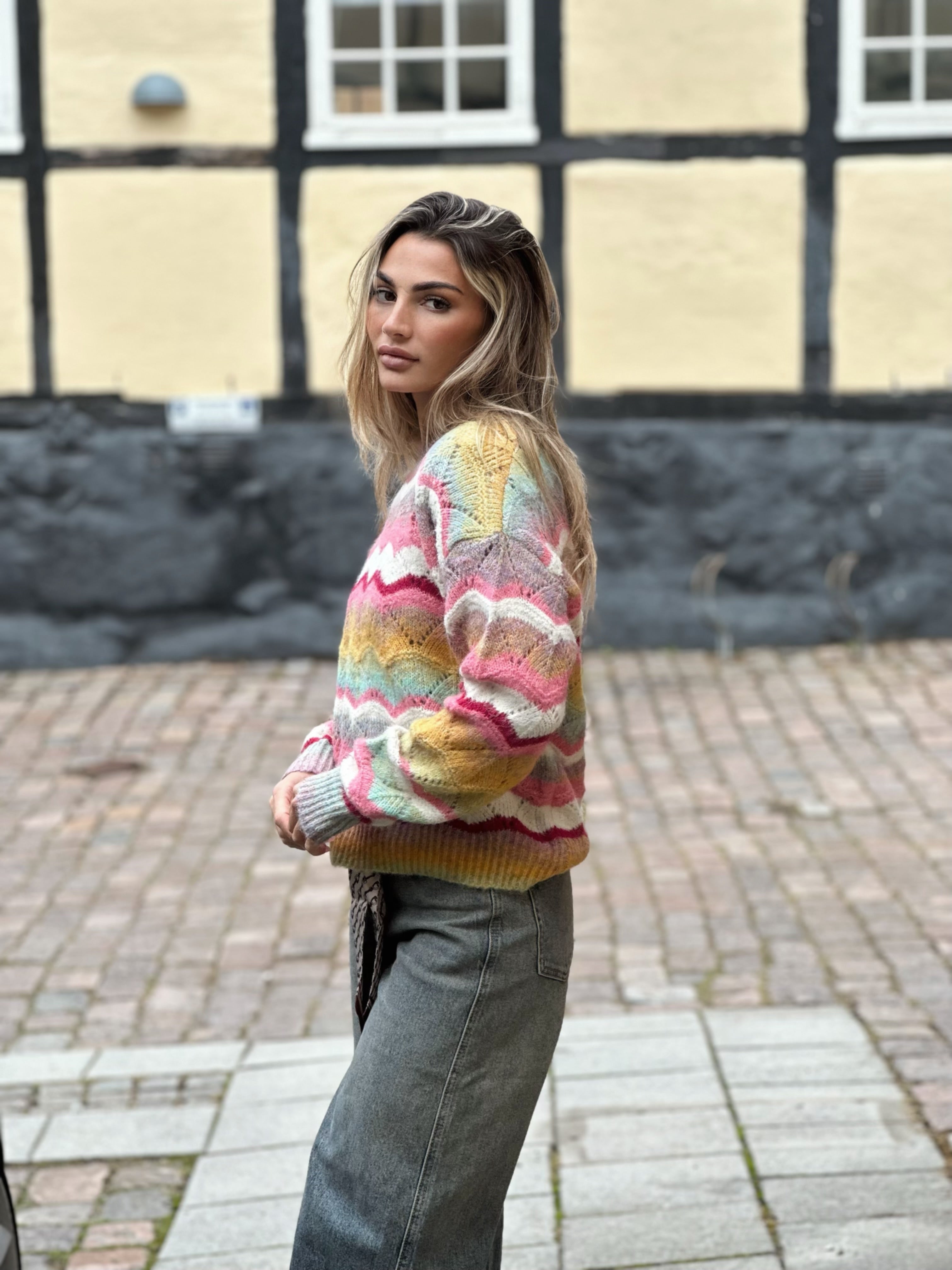 Stickad tröja i pastellmönster