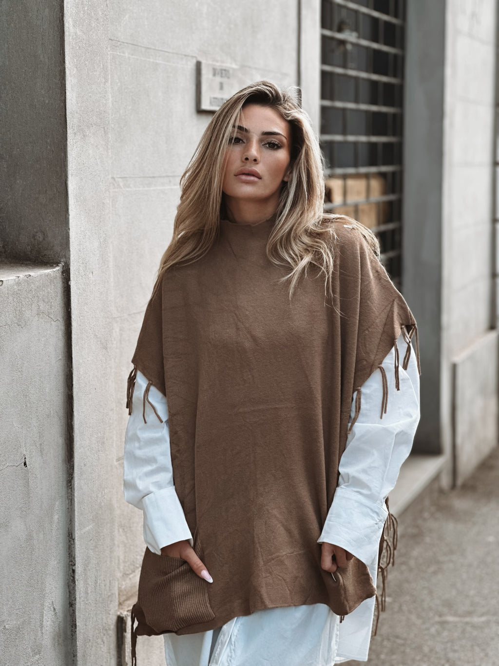 Stickad ponchoväst med fransdetaljer