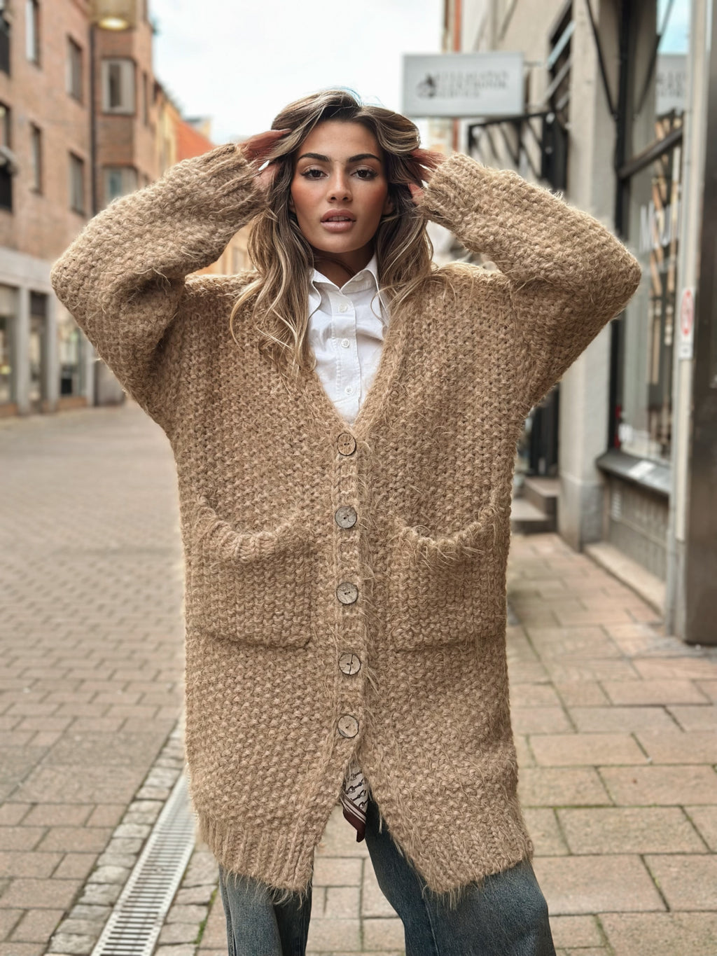 Stickad långkofta med knappar