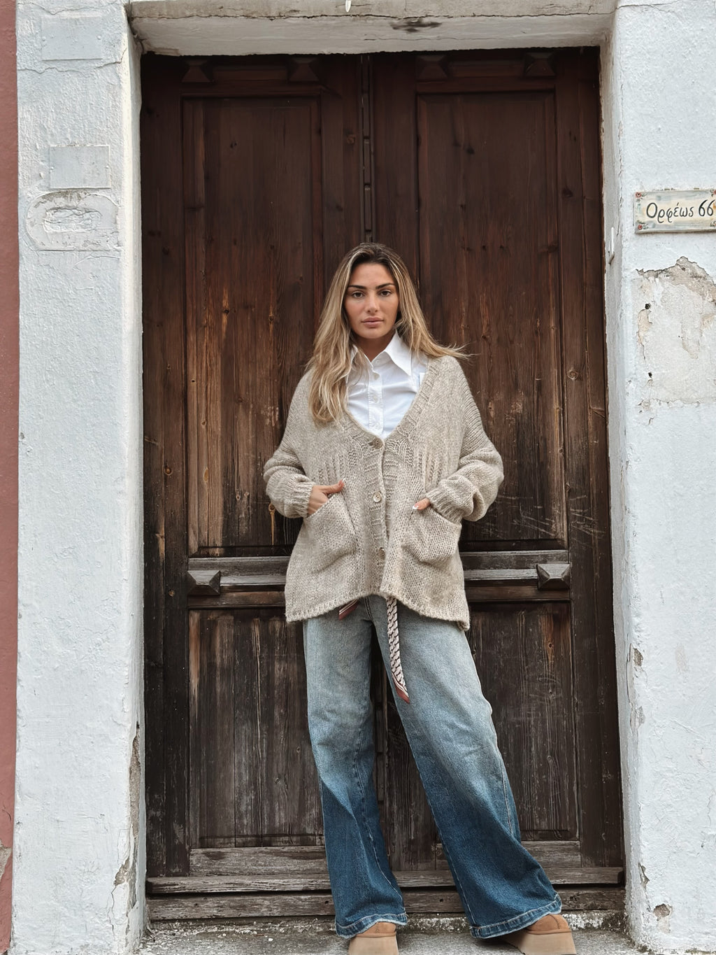 Stickad kofta med fickor och dekorativa knappar