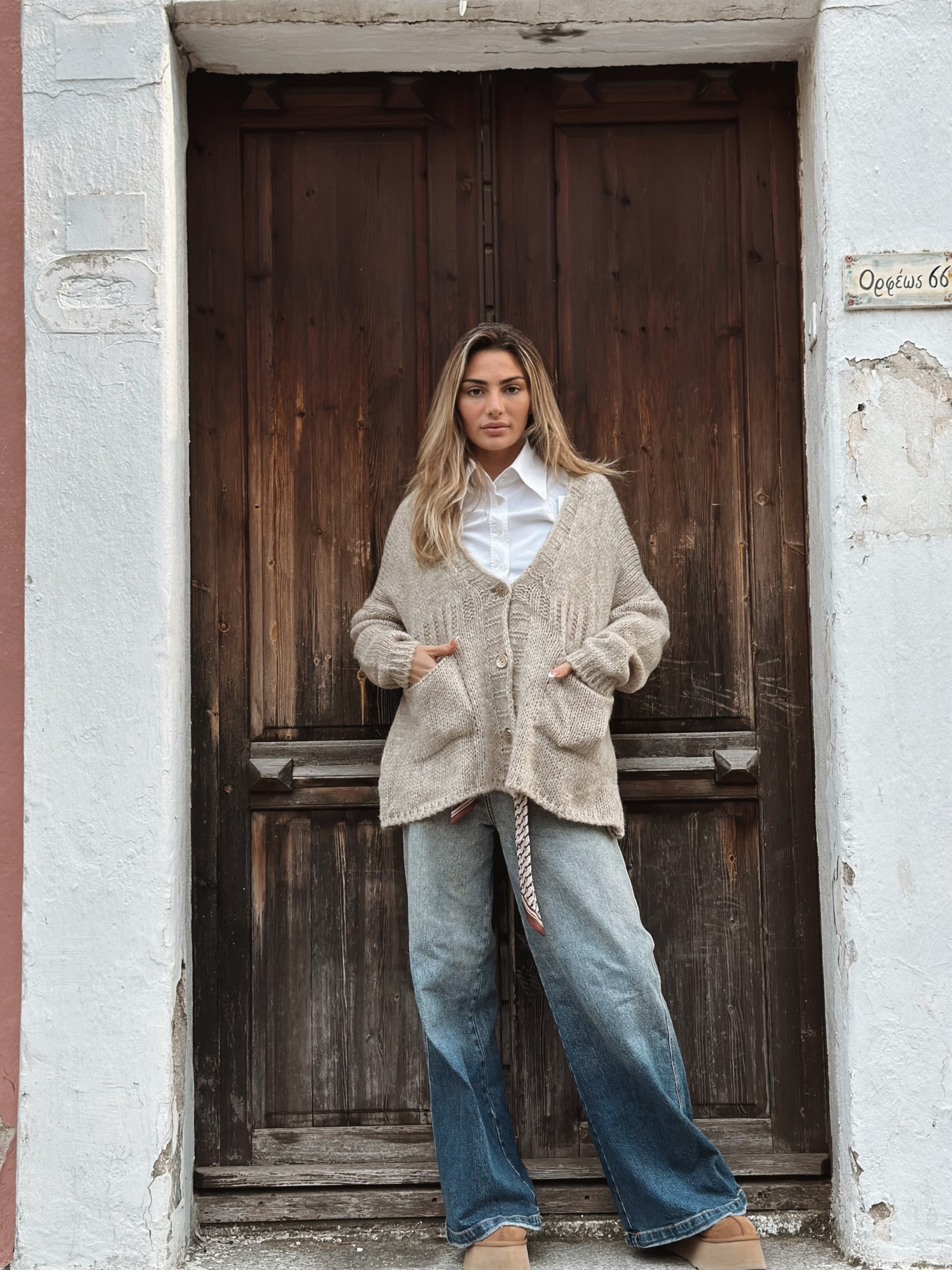 Stickad kofta med fickor och dekorativa knappar