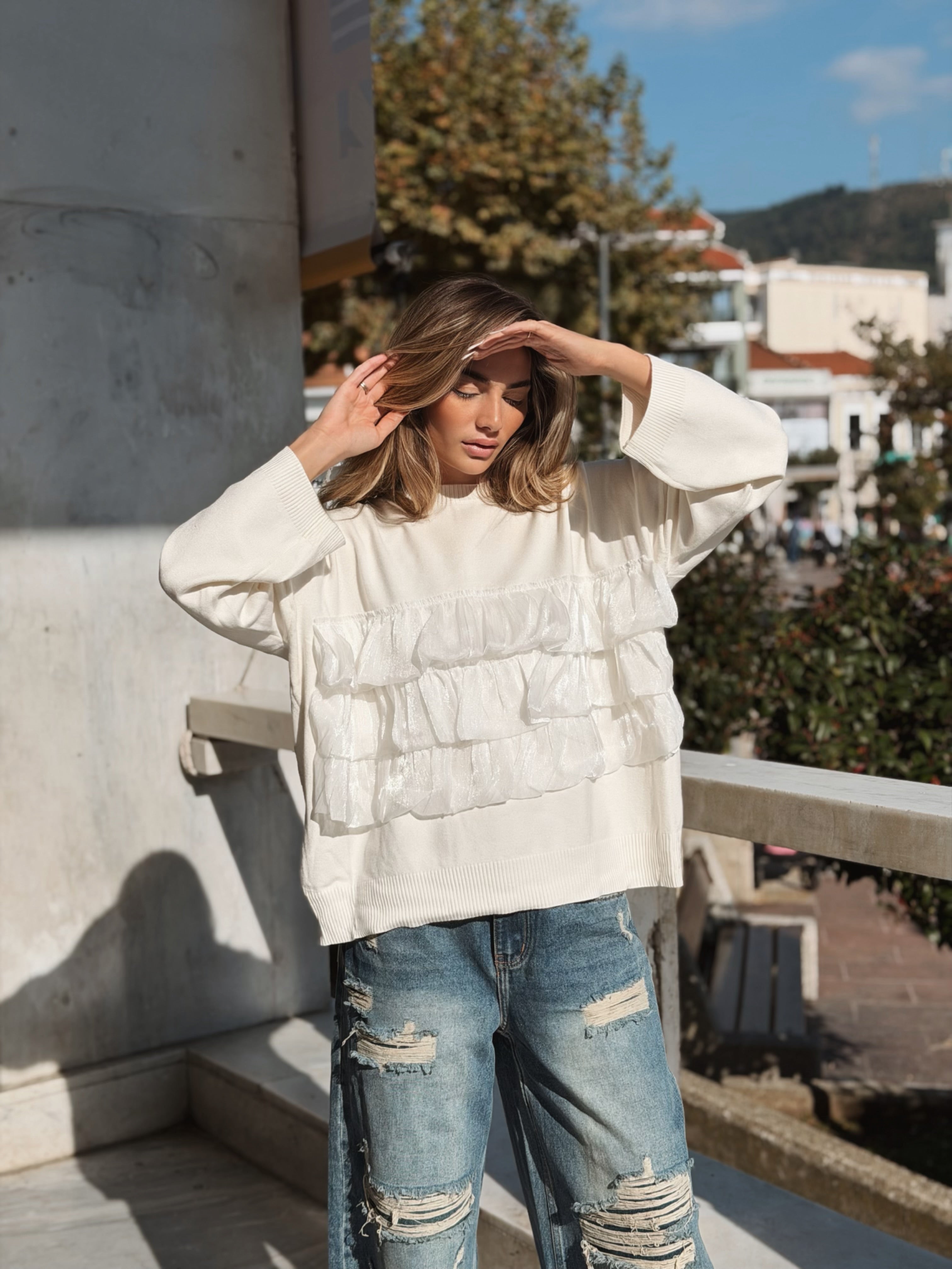 Stickad tröja med Volanger