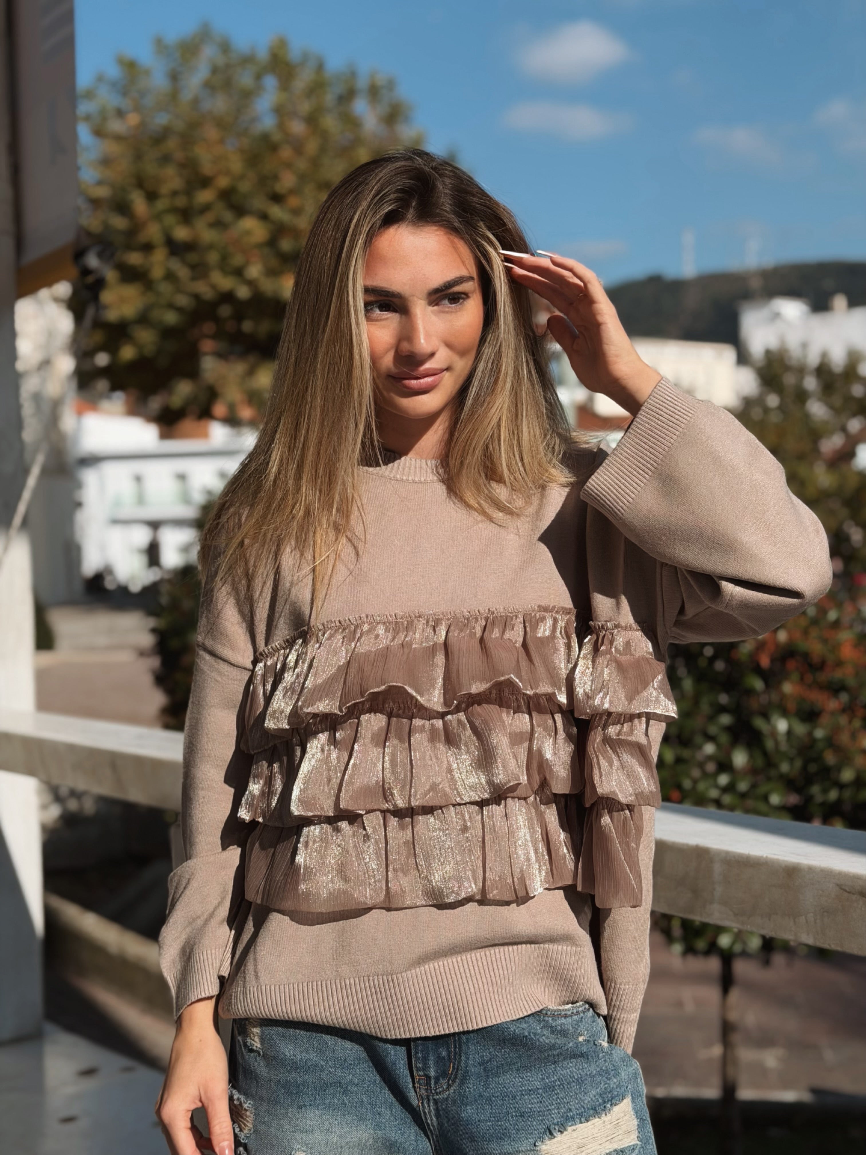 Stickad tröja med Volanger