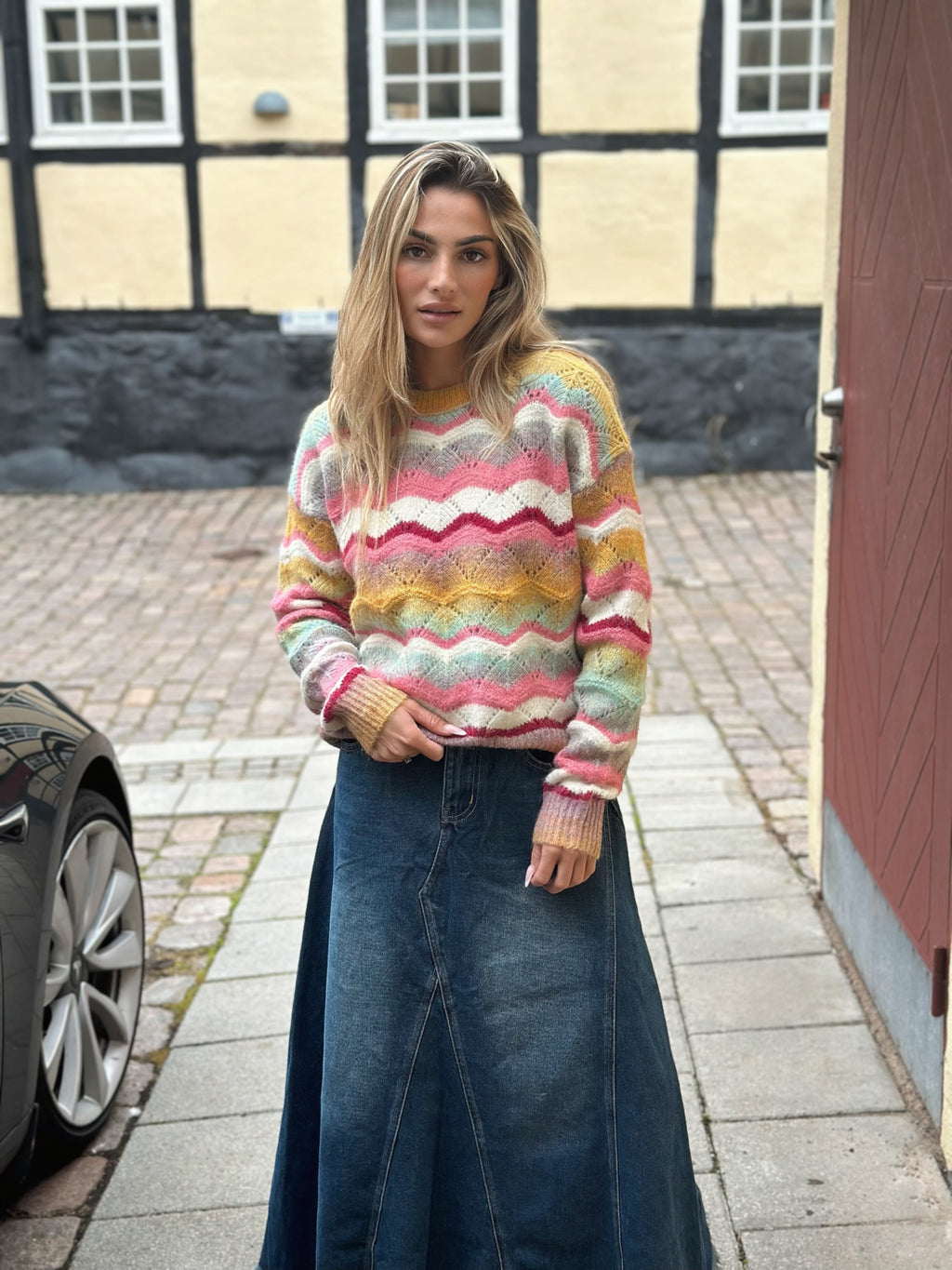 Stickad tröja i pastellmönster