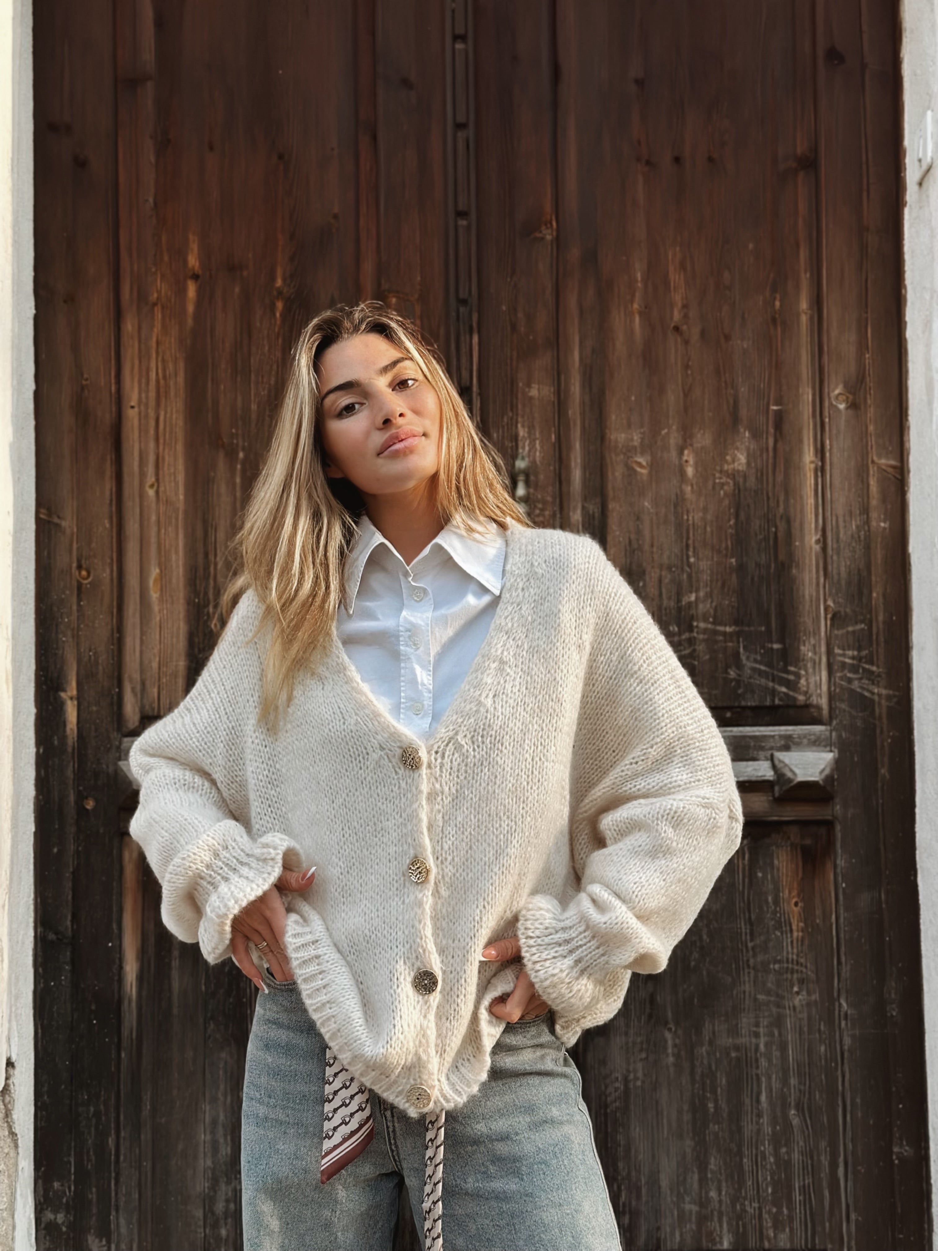 Stickad kofta med volangärm