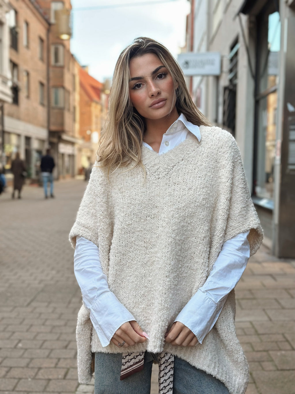 Italiensk stickad väst – creme & brun