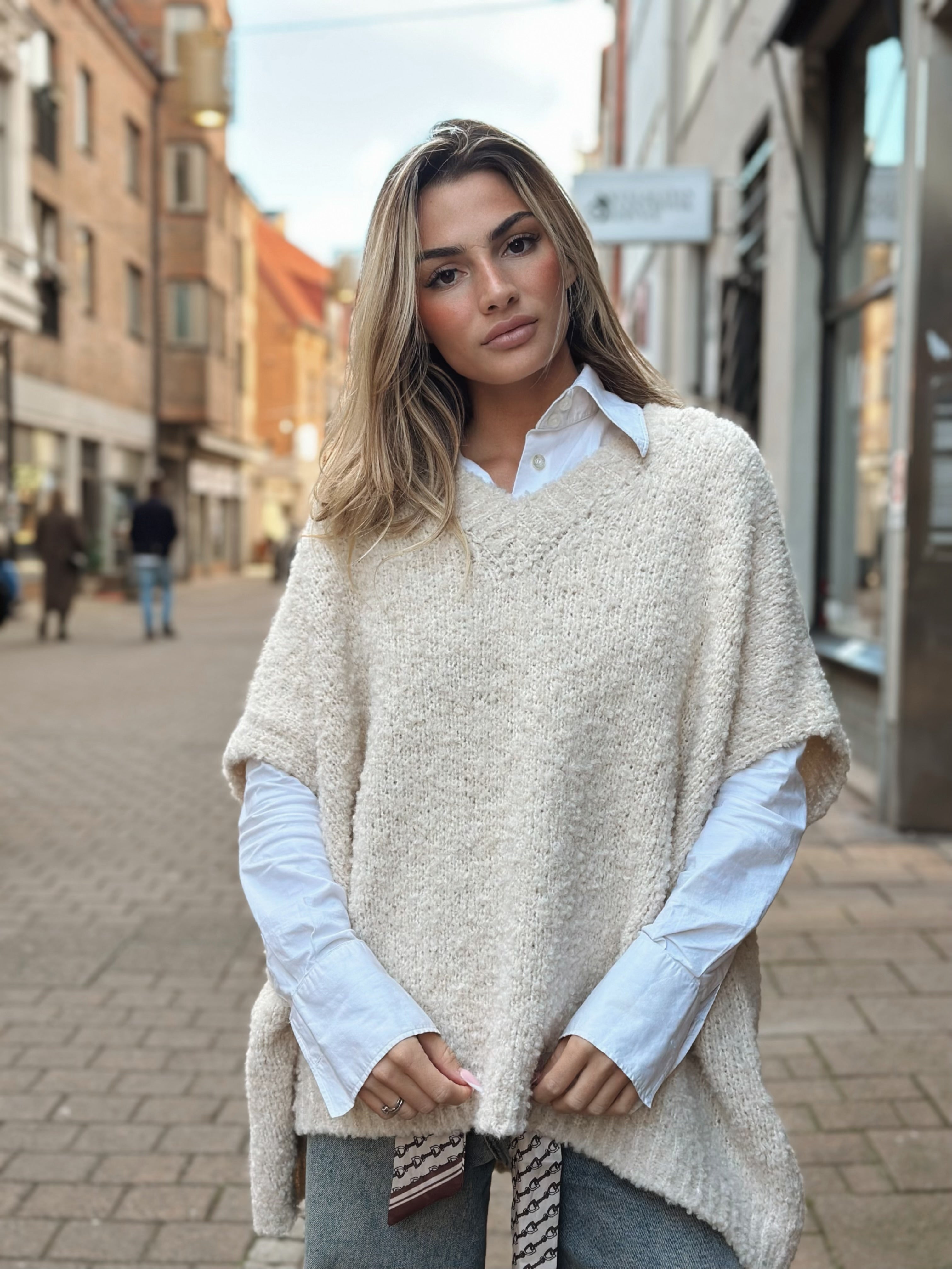 Italiensk stickad väst – creme & brun