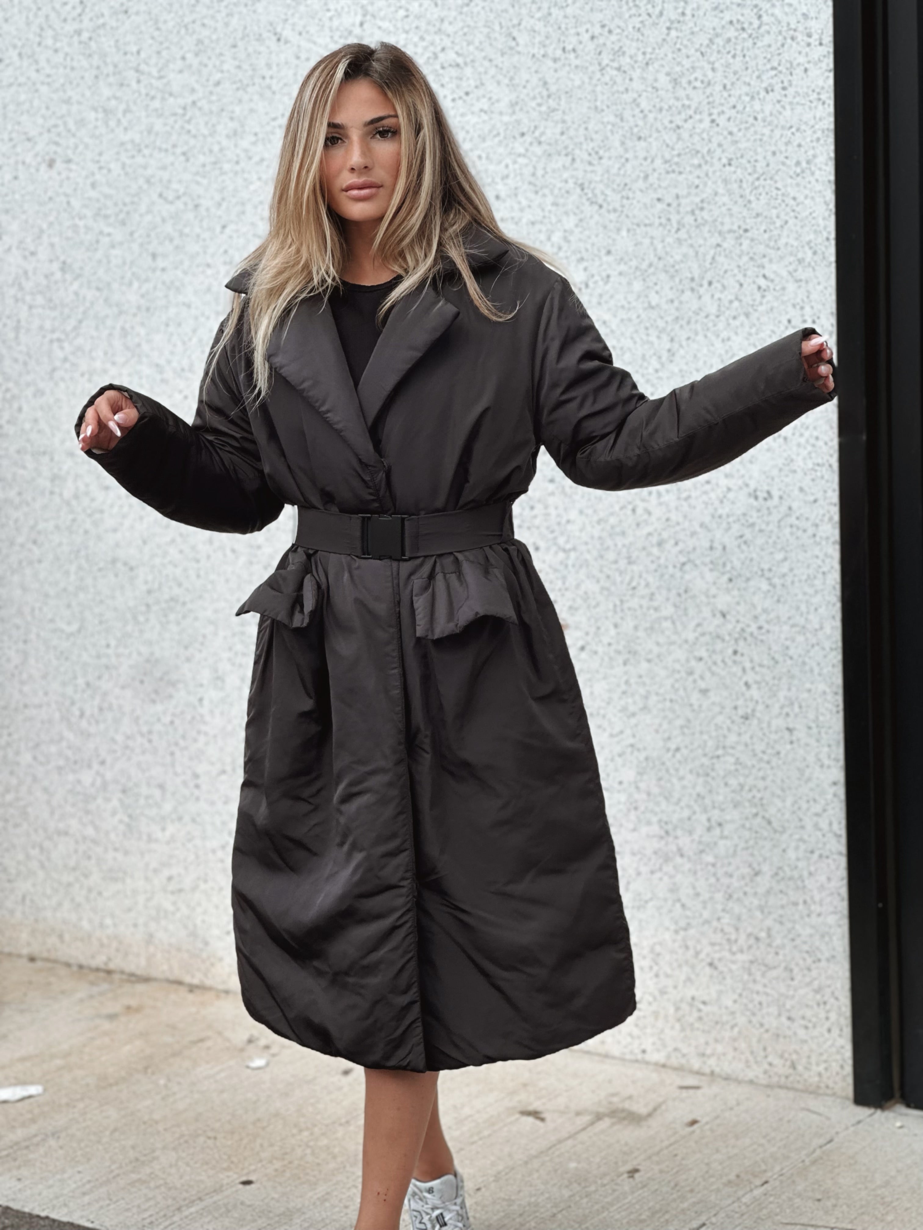 Lång pufferjacka med skärp