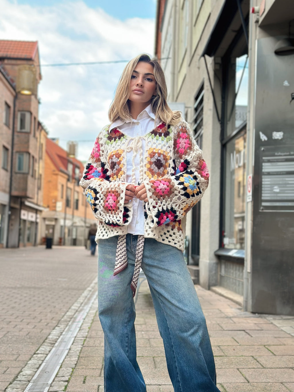 Virkad kofta i boho-stil