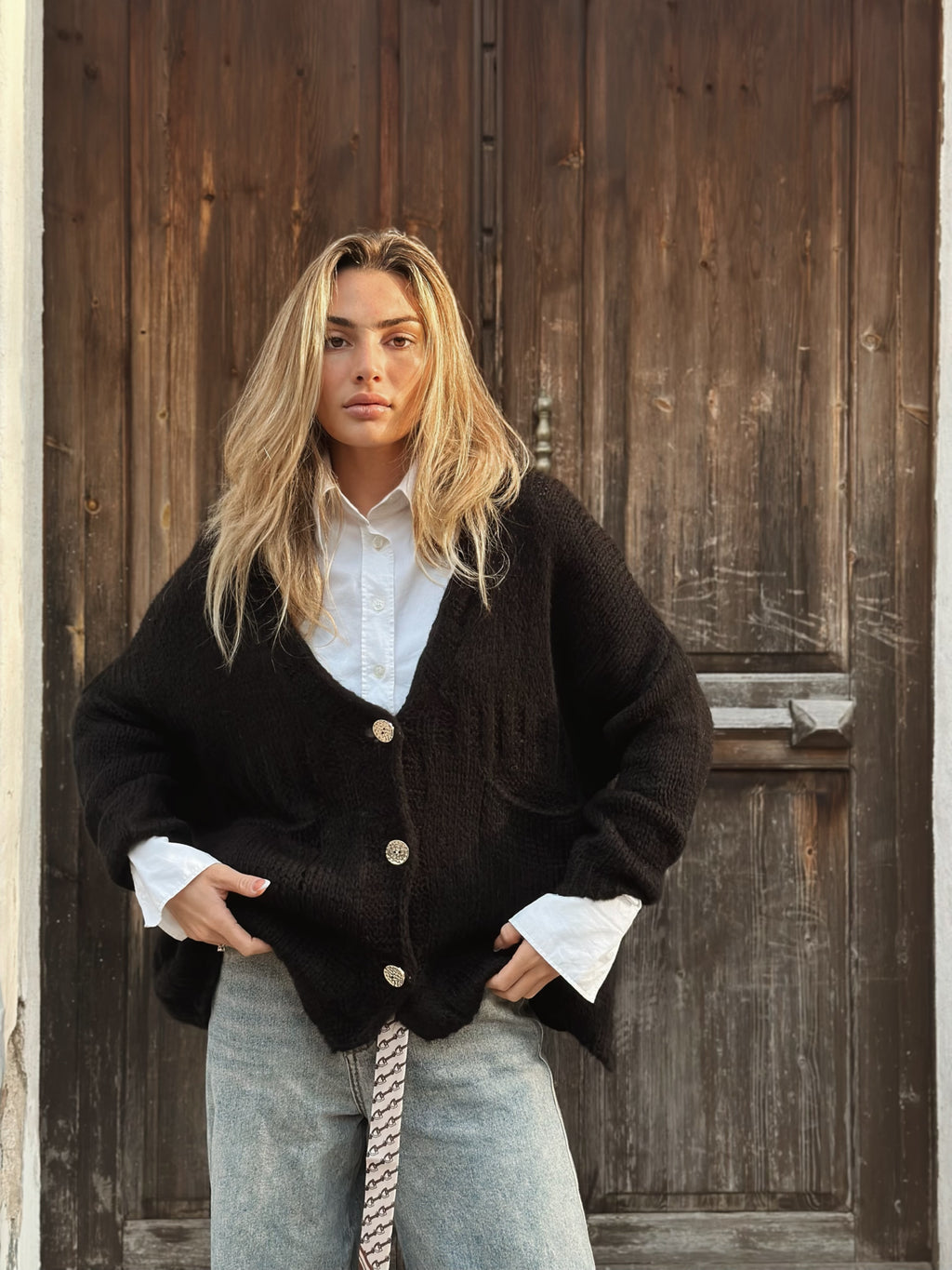 Stickad kofta med fickor och dekorativa knappar