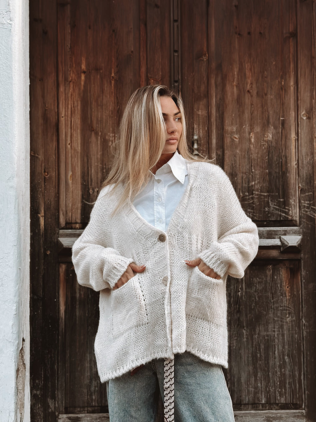 Stickad kofta med fickor och dekorativa knappar