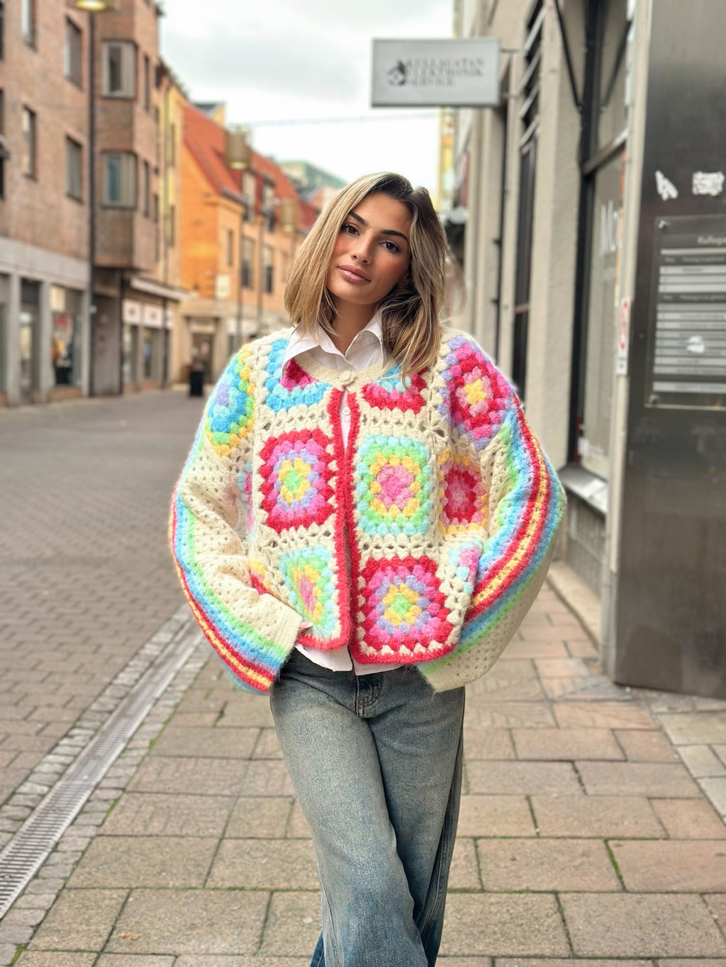 Färgglad virkad kofta