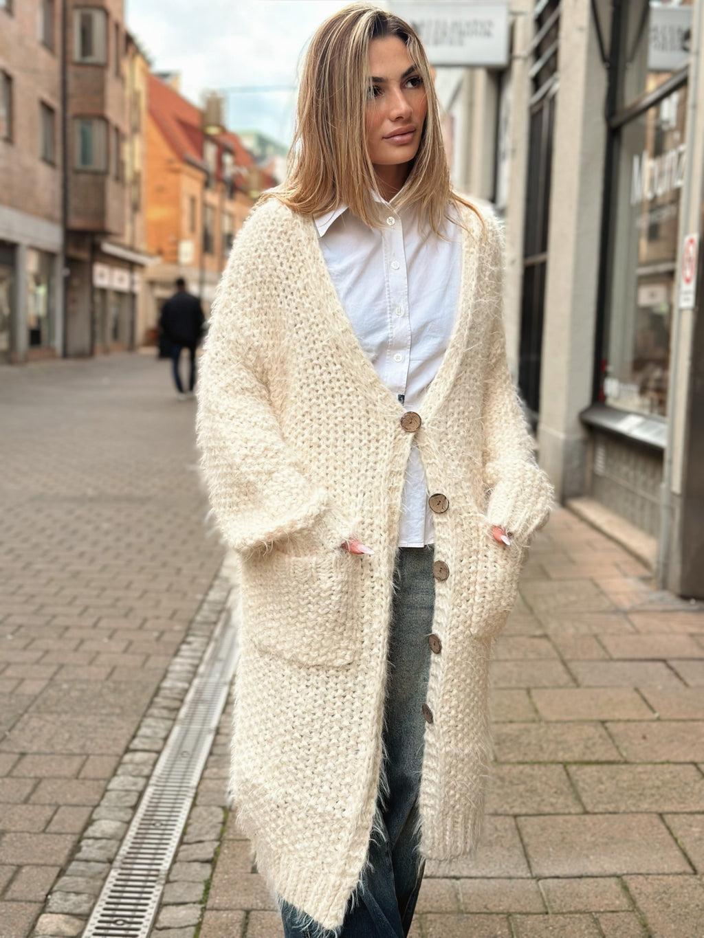 Stickad långkofta med knappar