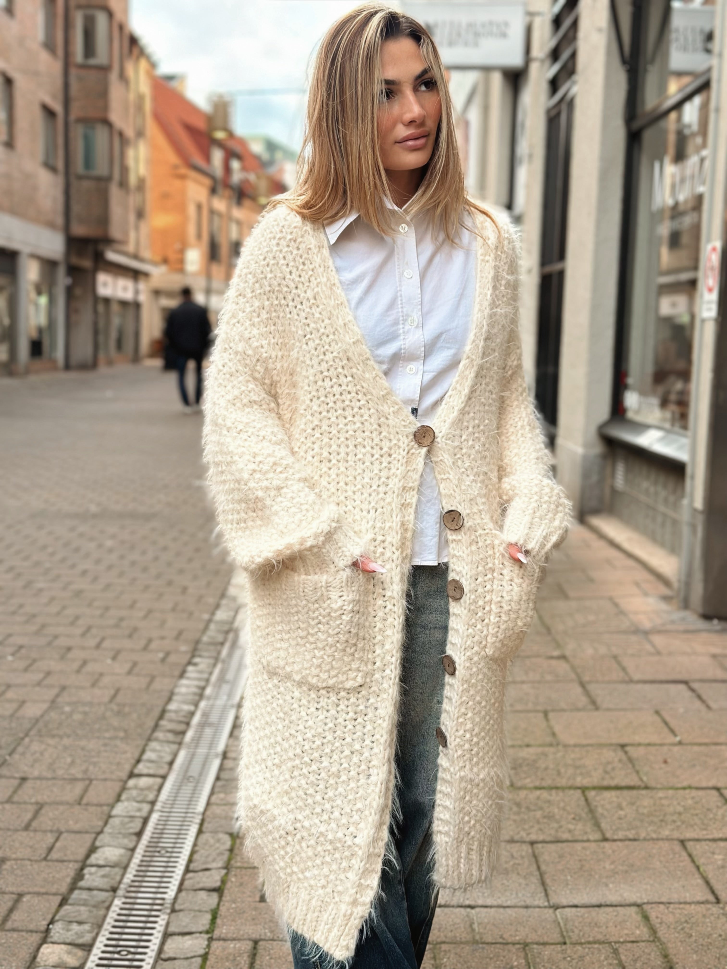 Stickad långkofta med knappar