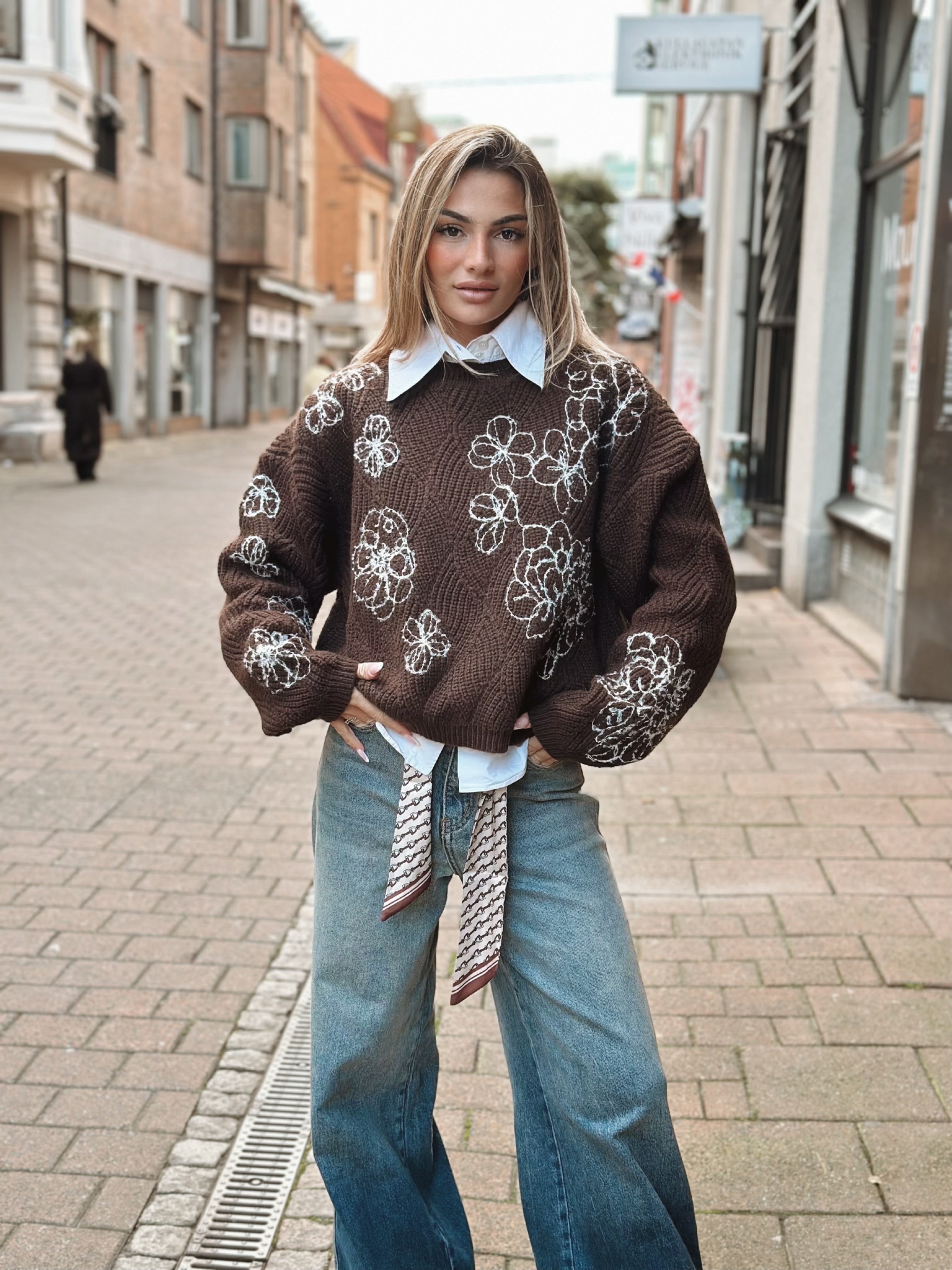 Stickad tröja med blommor – creme, brun & svart