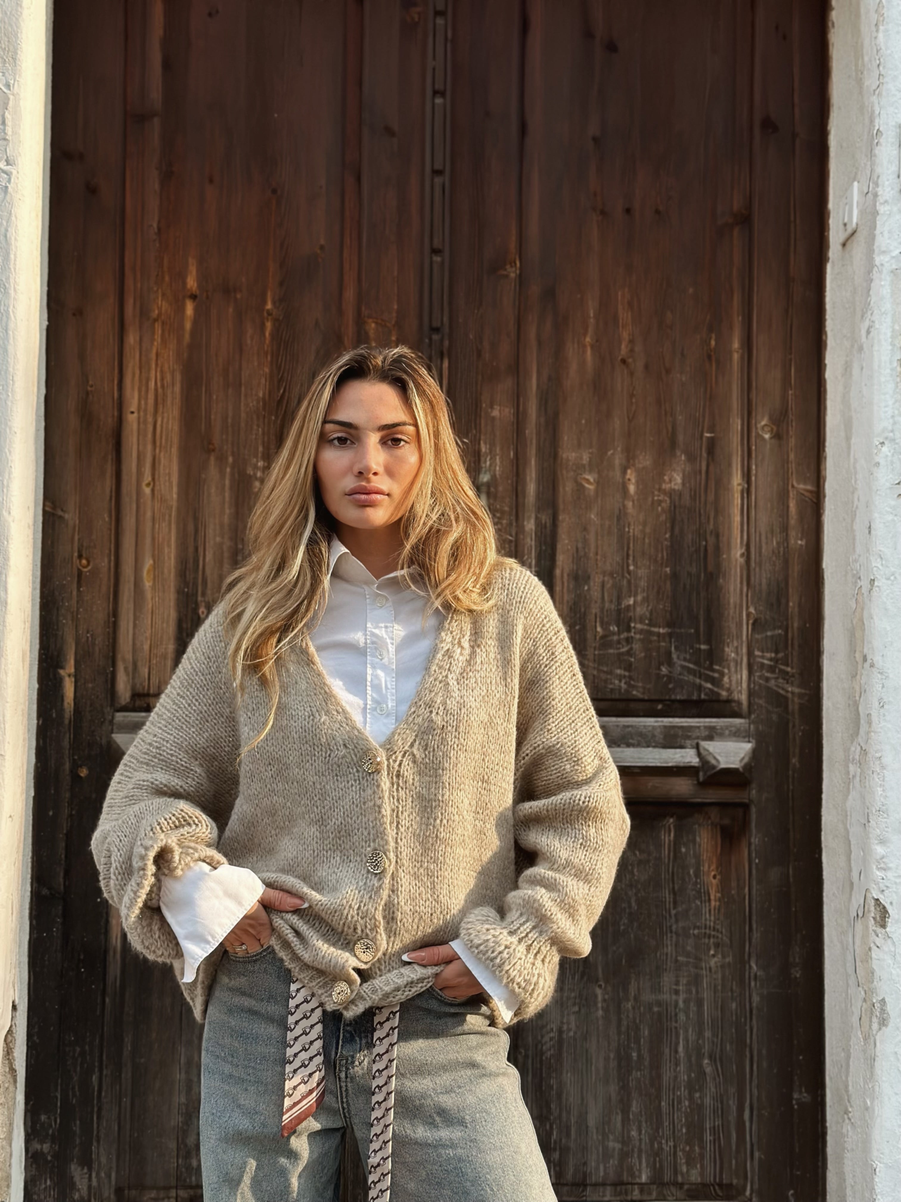 Stickad kofta med volangärm