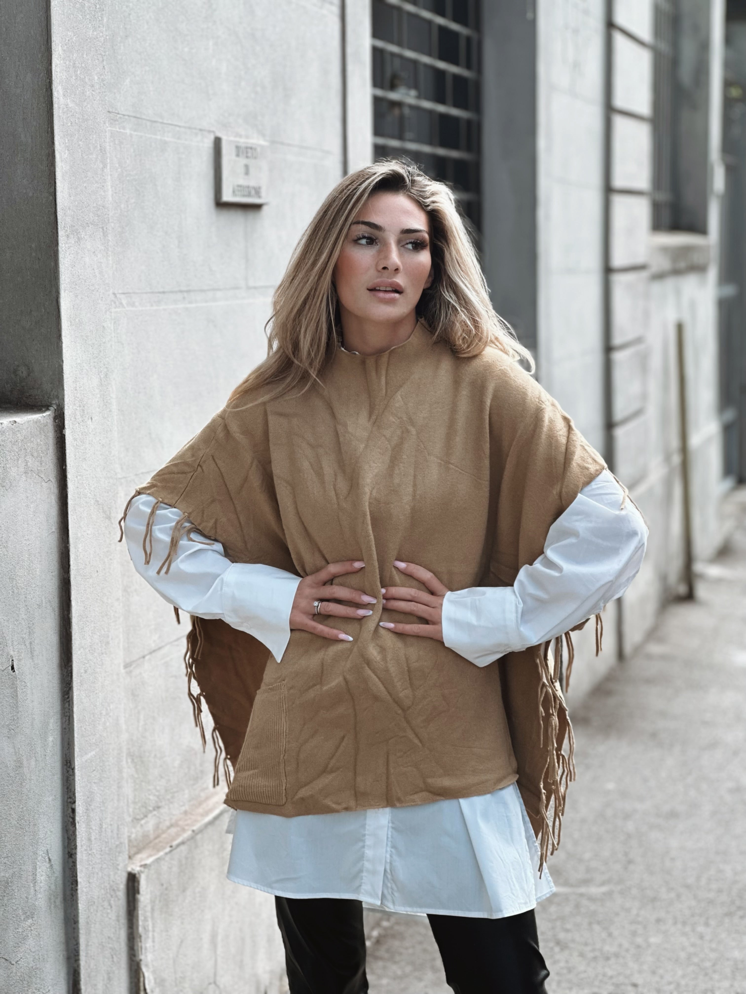 Stickad ponchoväst med fransdetaljer