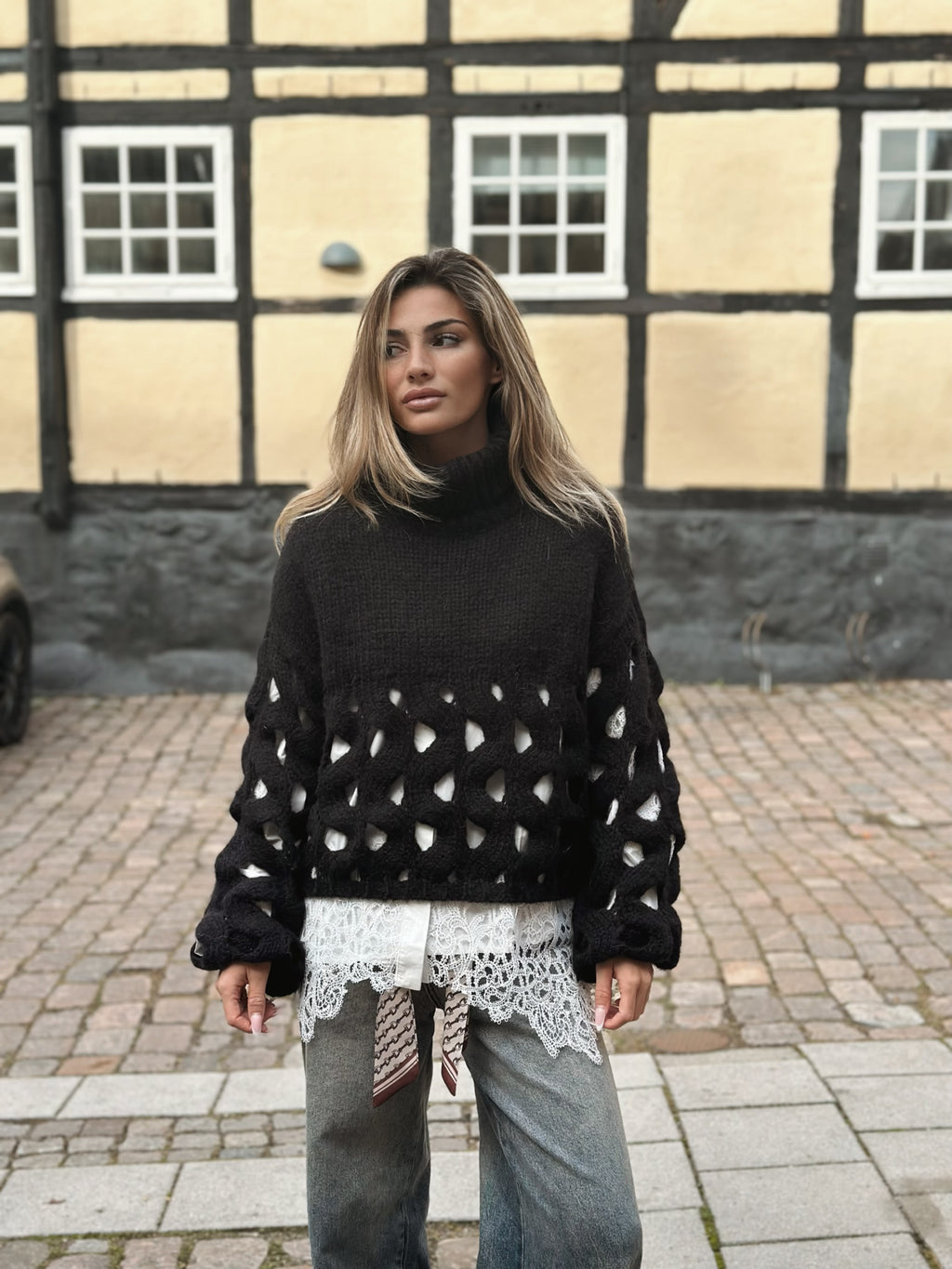 Stickad tröja med hålmönster