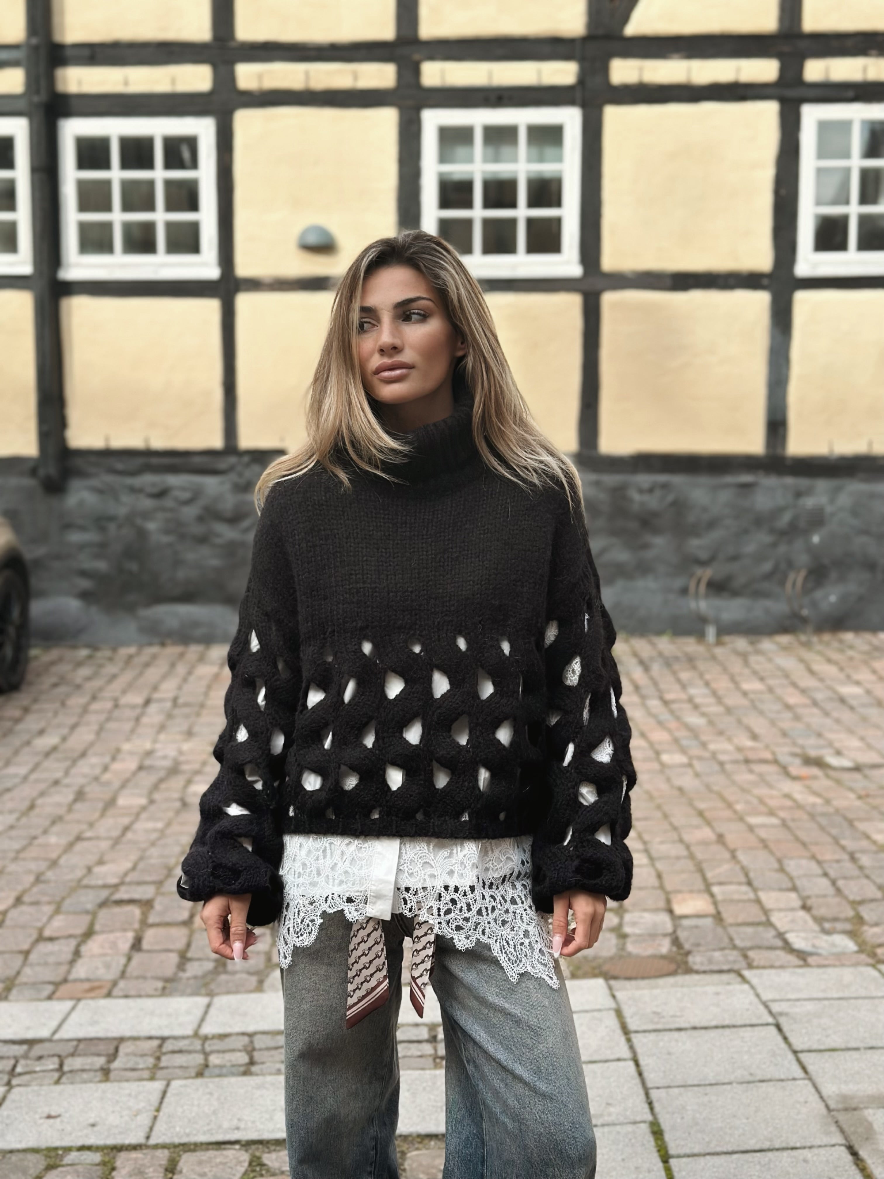 Stickad tröja med hålmönster