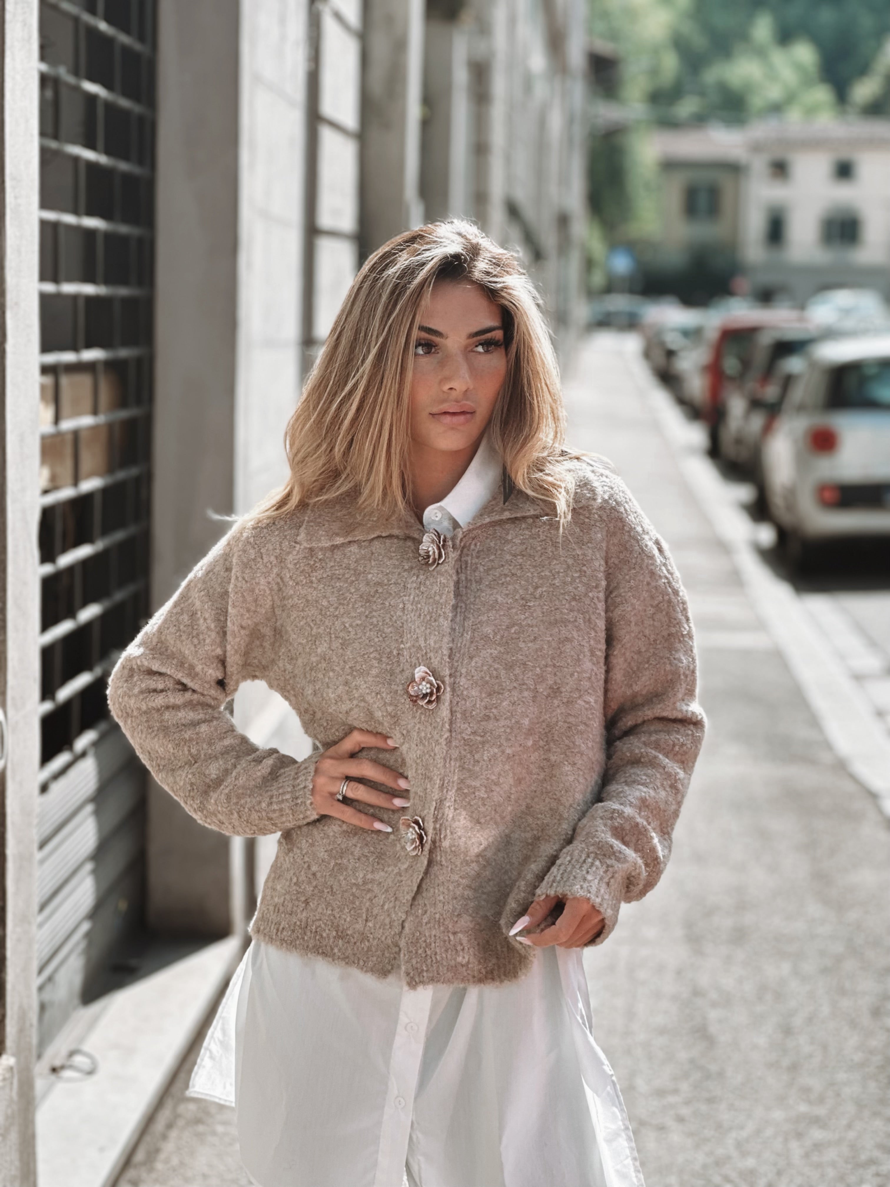 Mysig kofta med unika knappar