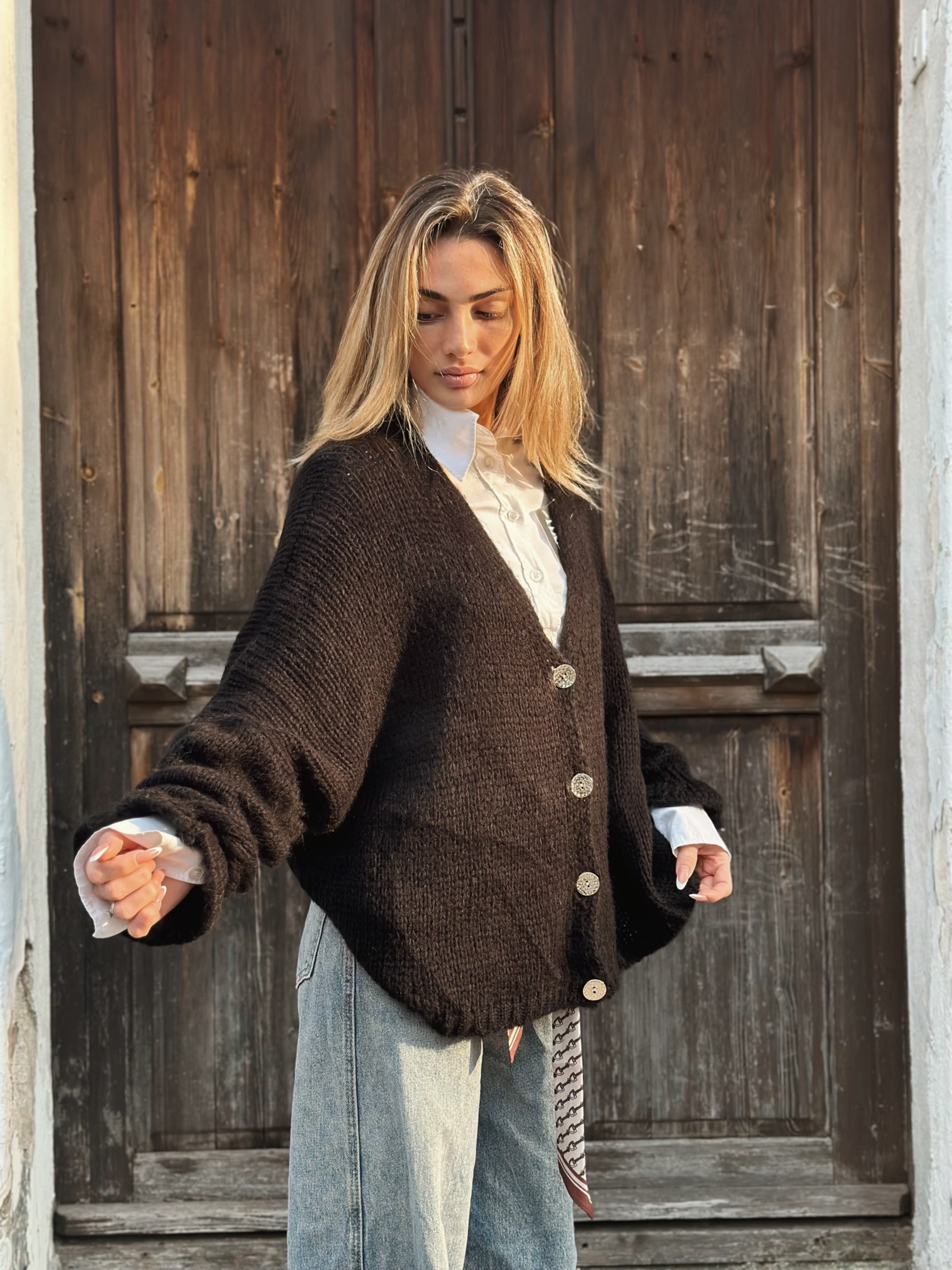 Stickad kofta med volangärm