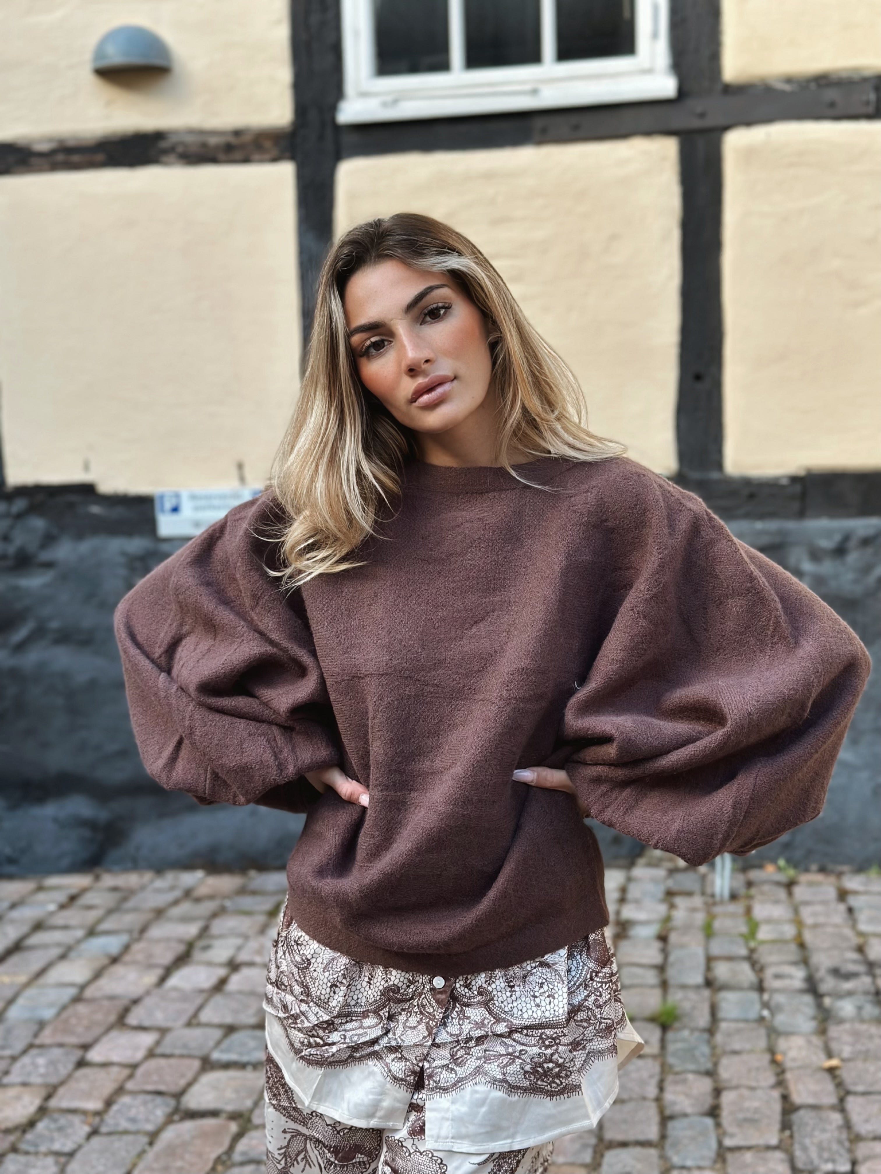 Stickad tröja med ballongärm