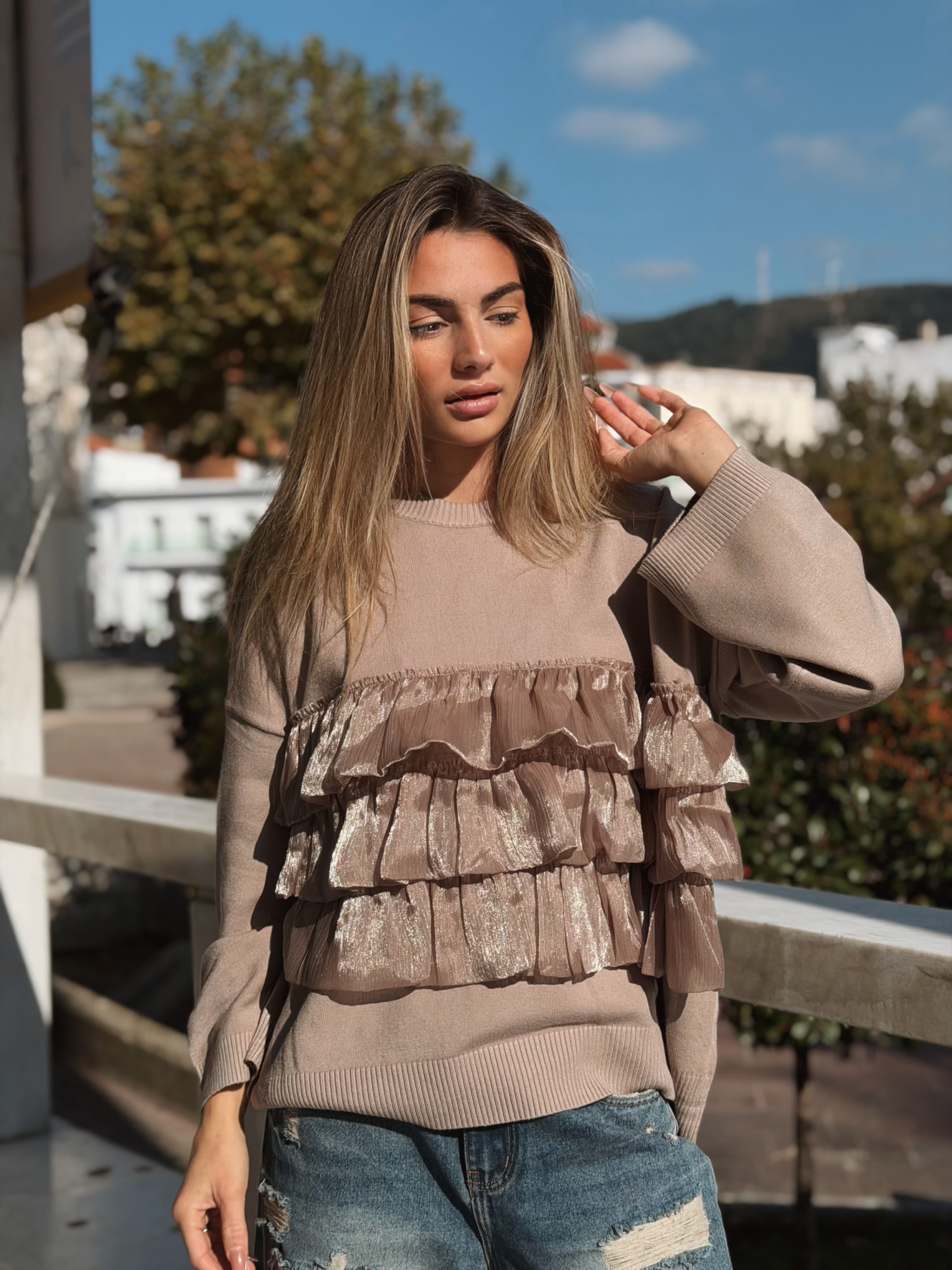 Stickad tröja med Volanger