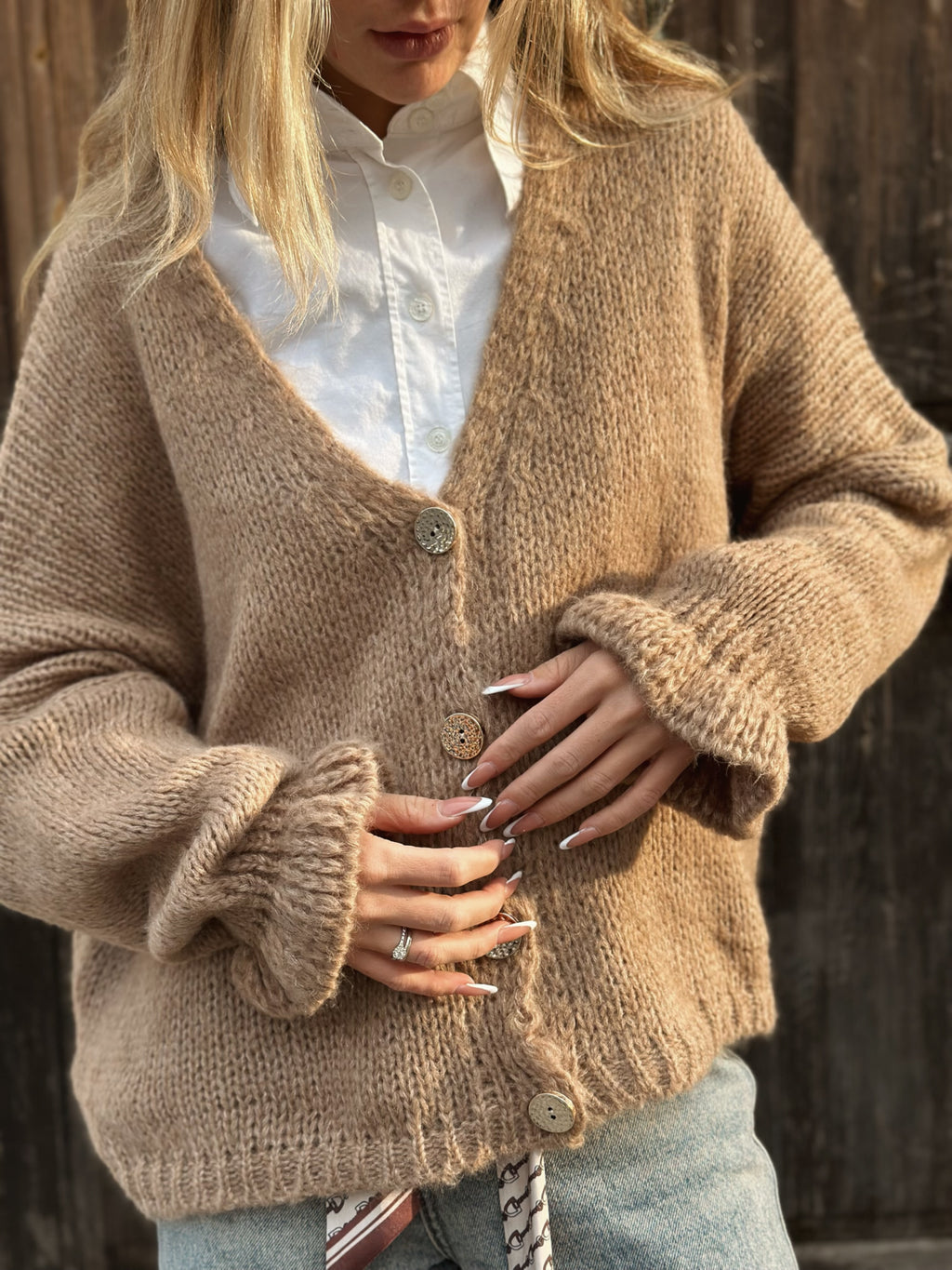 Stickad kofta med volangärm