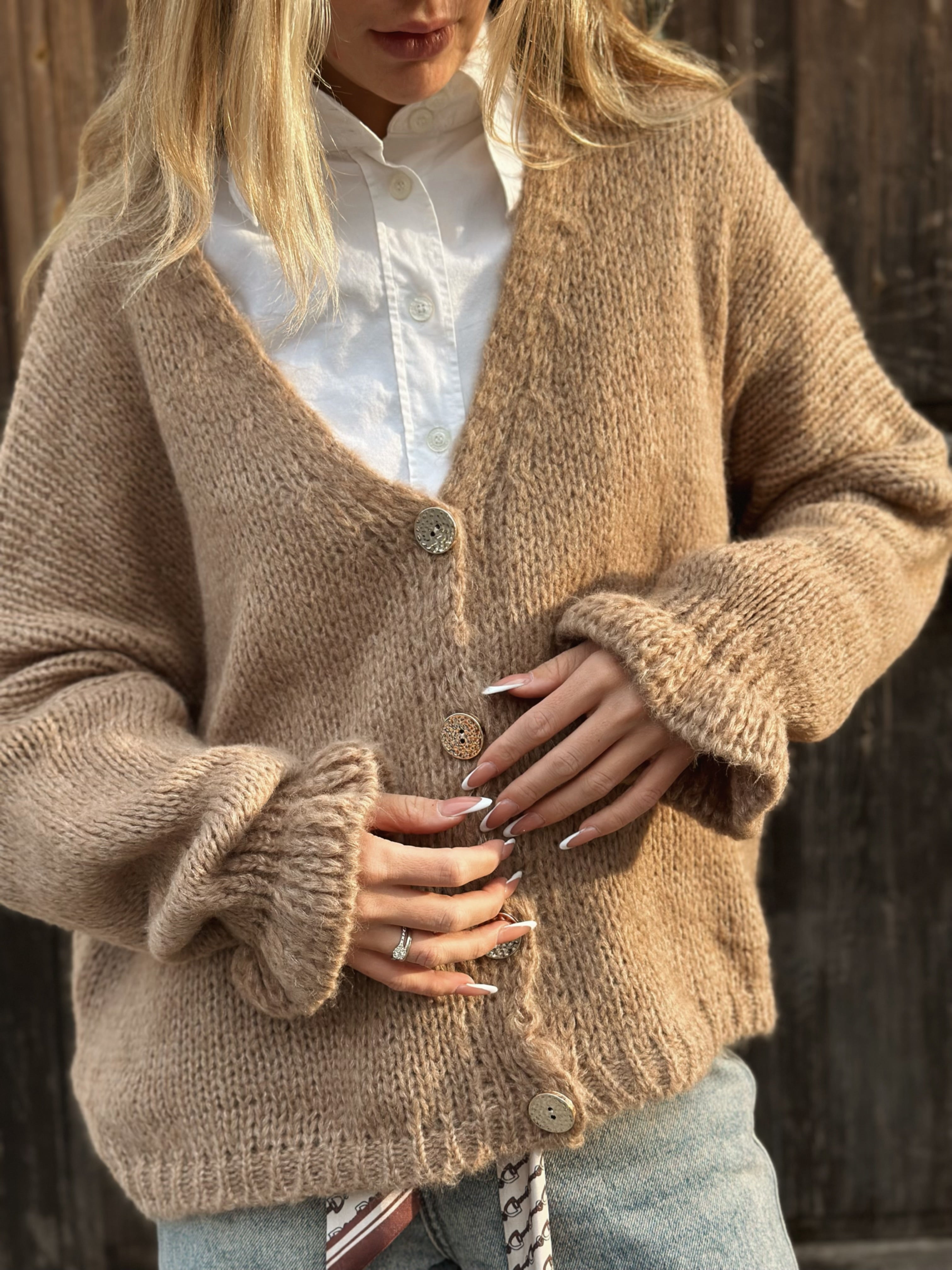 Stickad kofta med volangärm