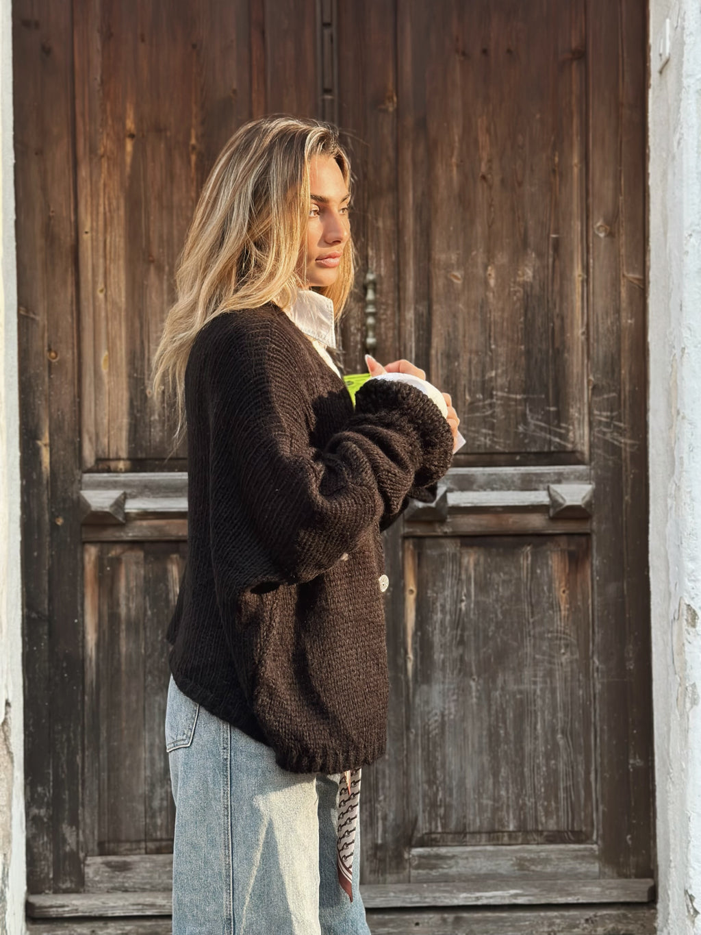 Stickad kofta med volangärm