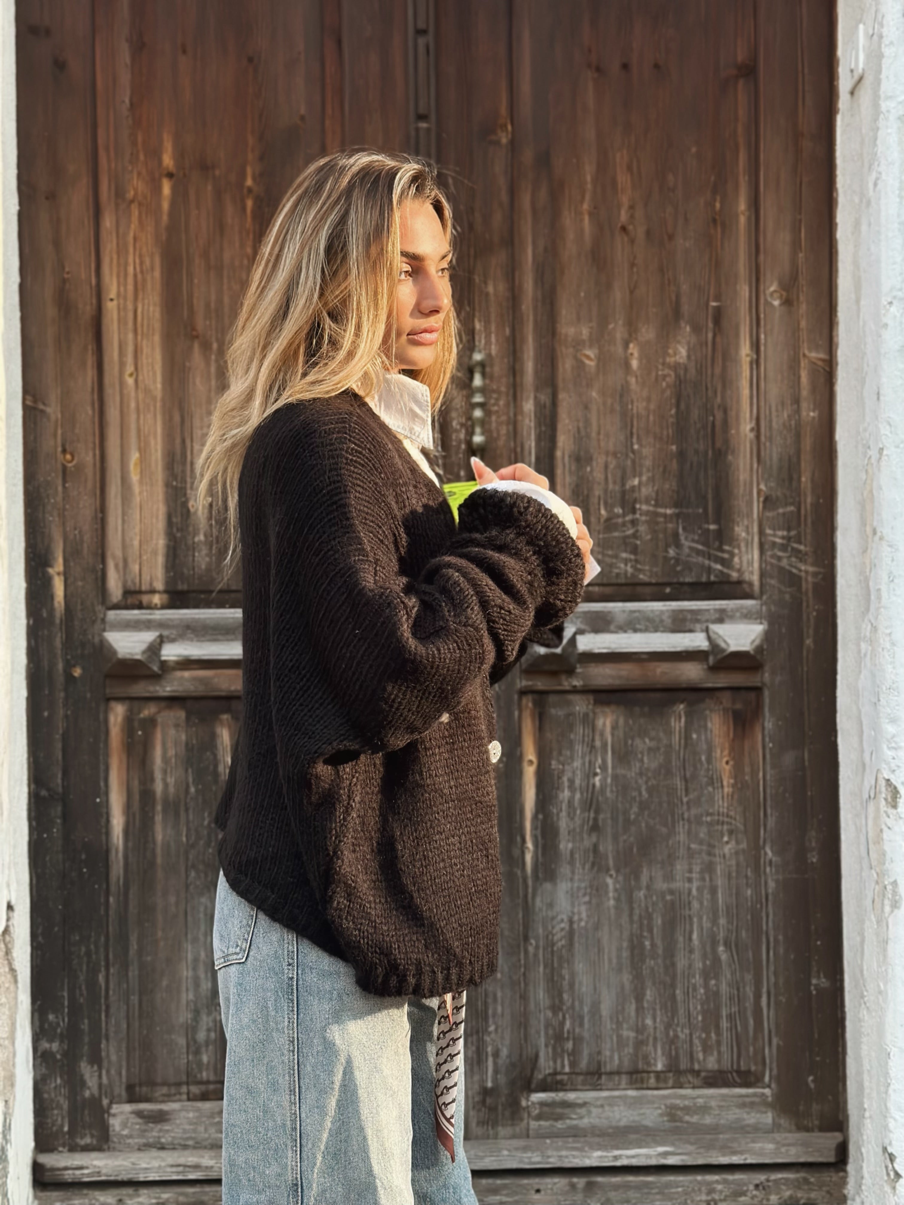 Stickad kofta med volangärm