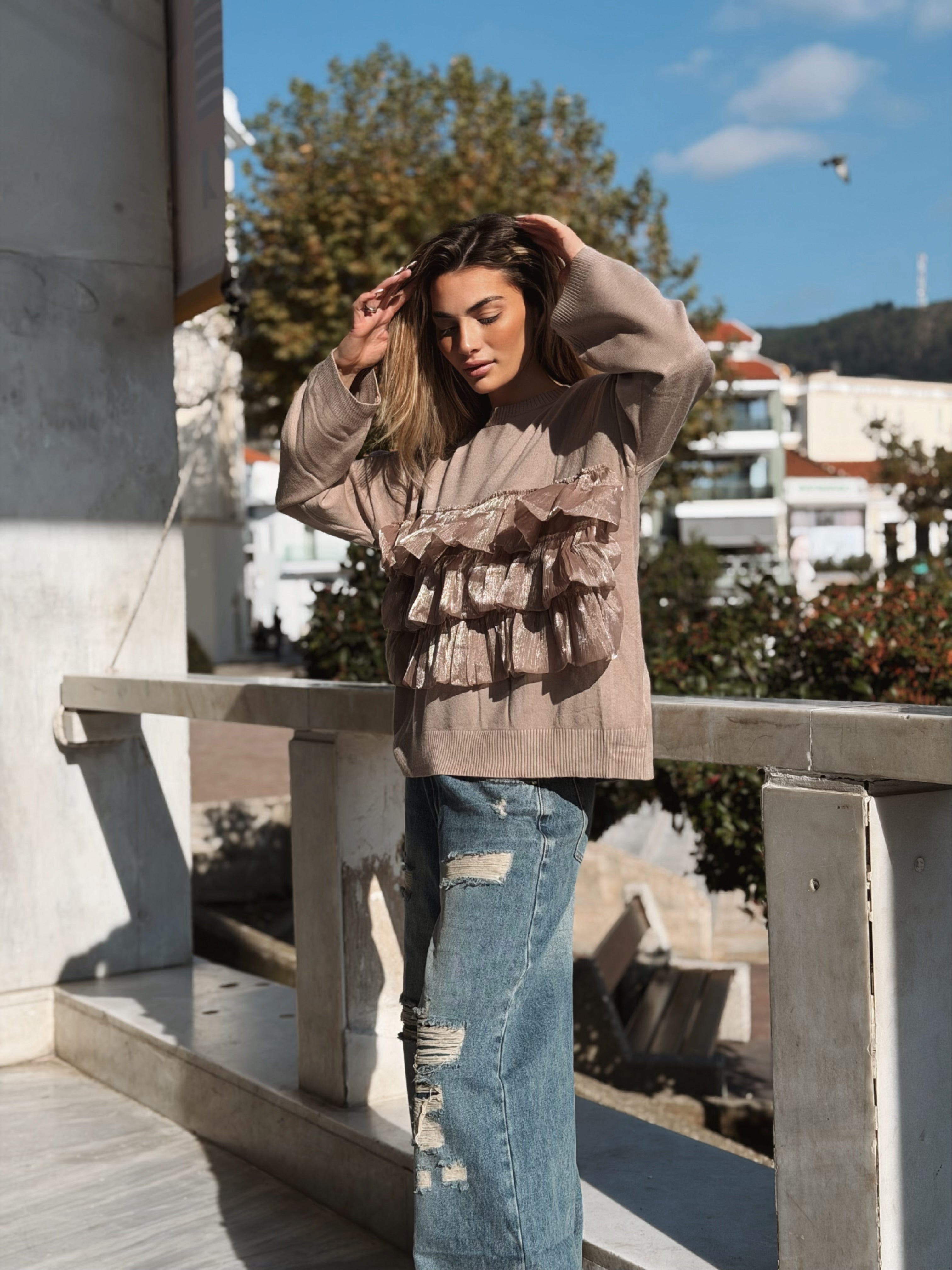 Stickad tröja med Volanger