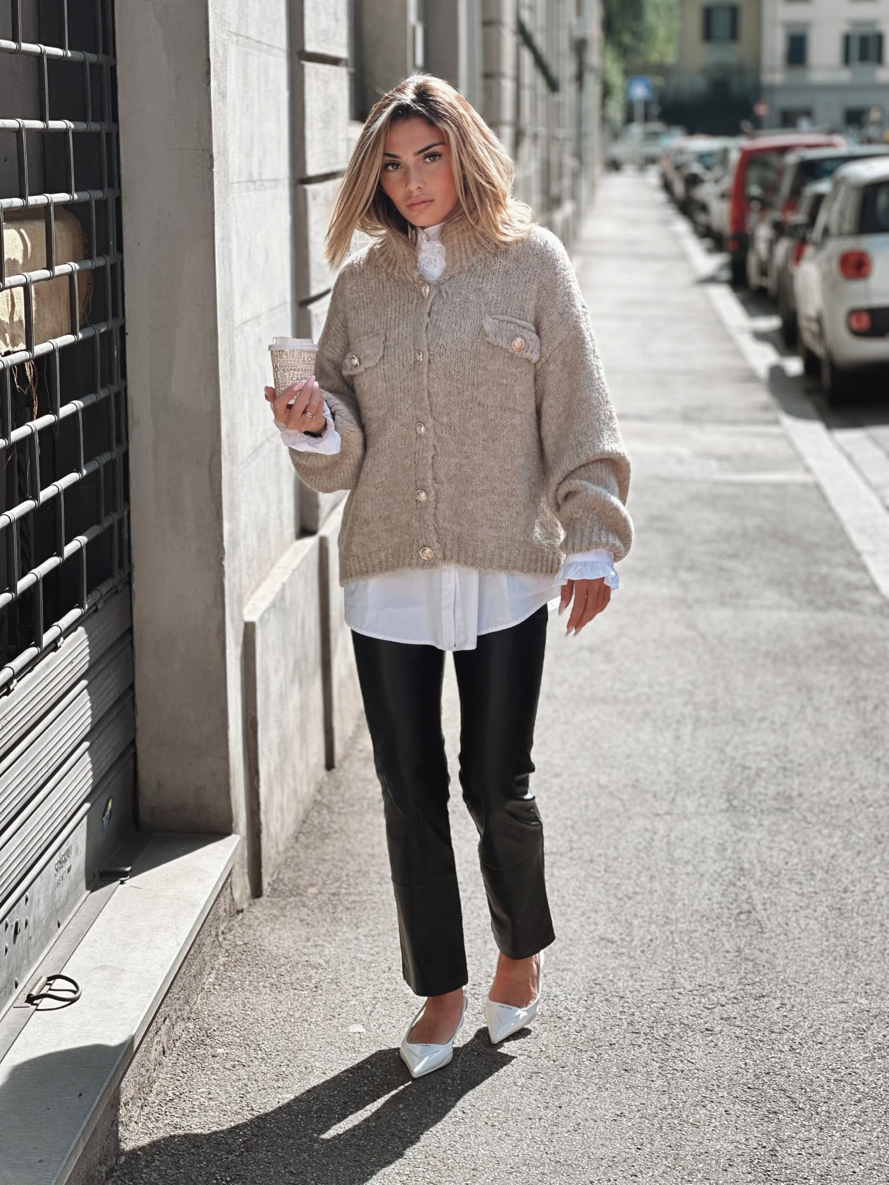 Stickad kofta med fickor