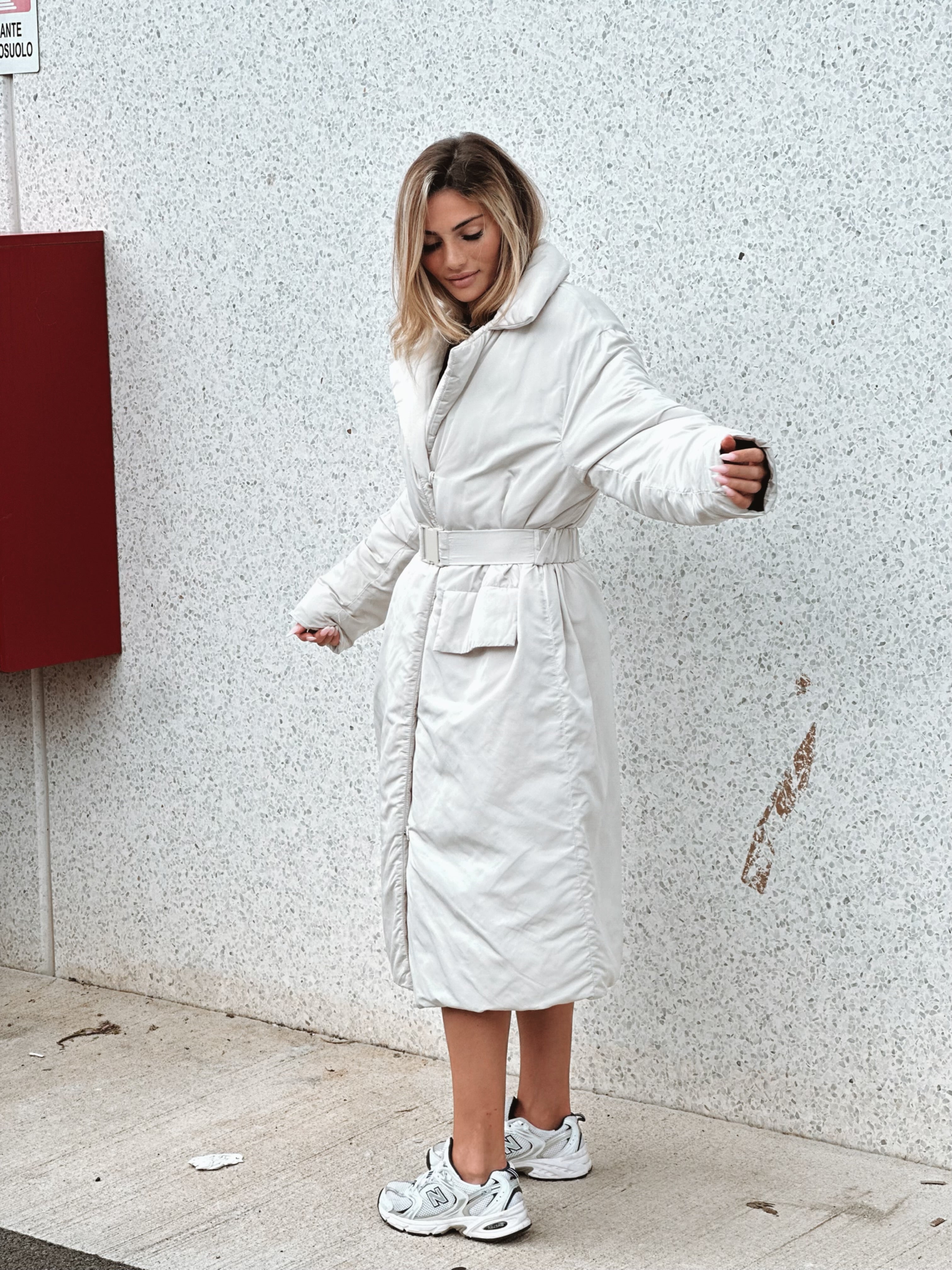 Lång pufferjacka med skärp