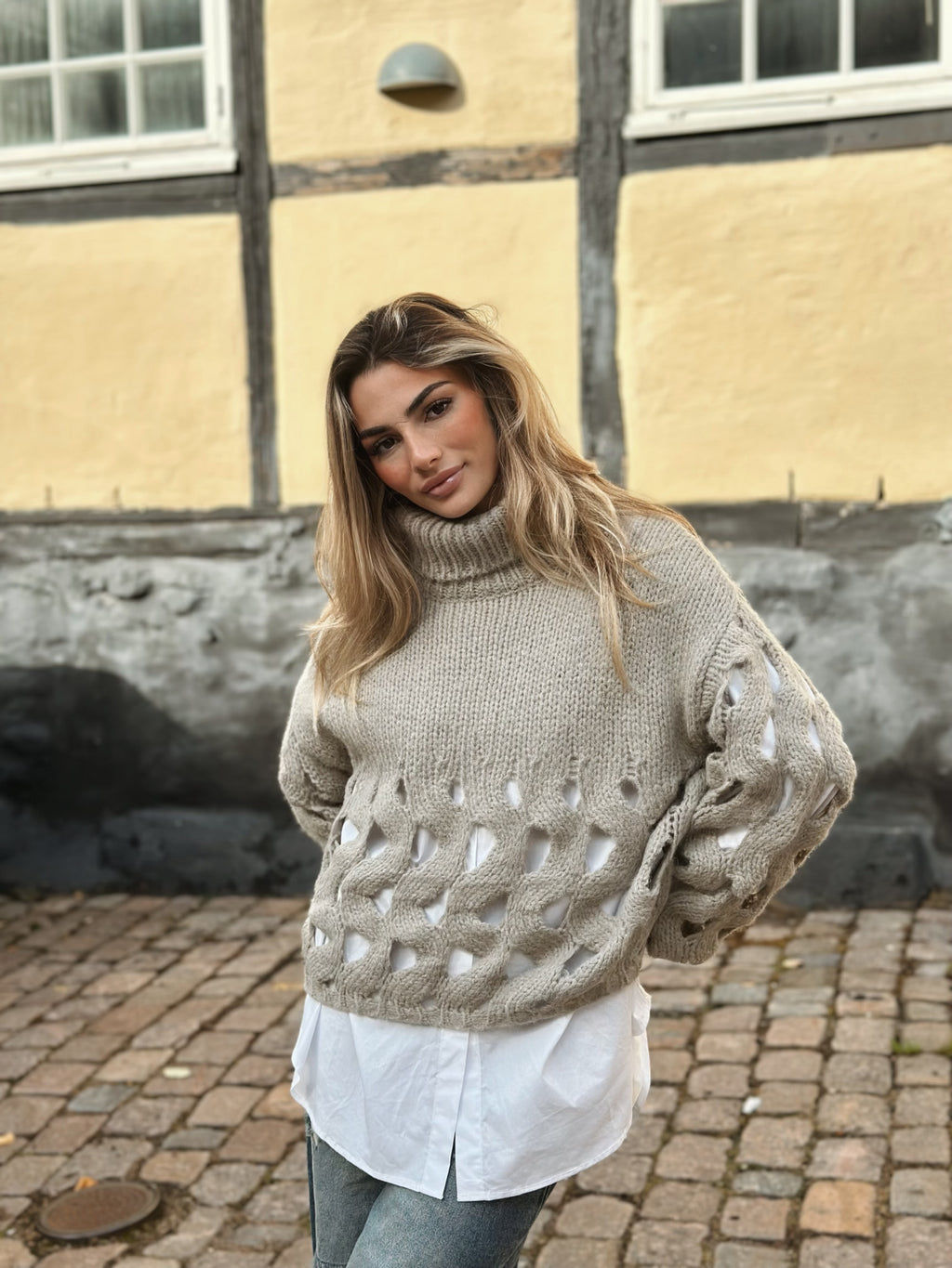 Stickad tröja med hålmönster