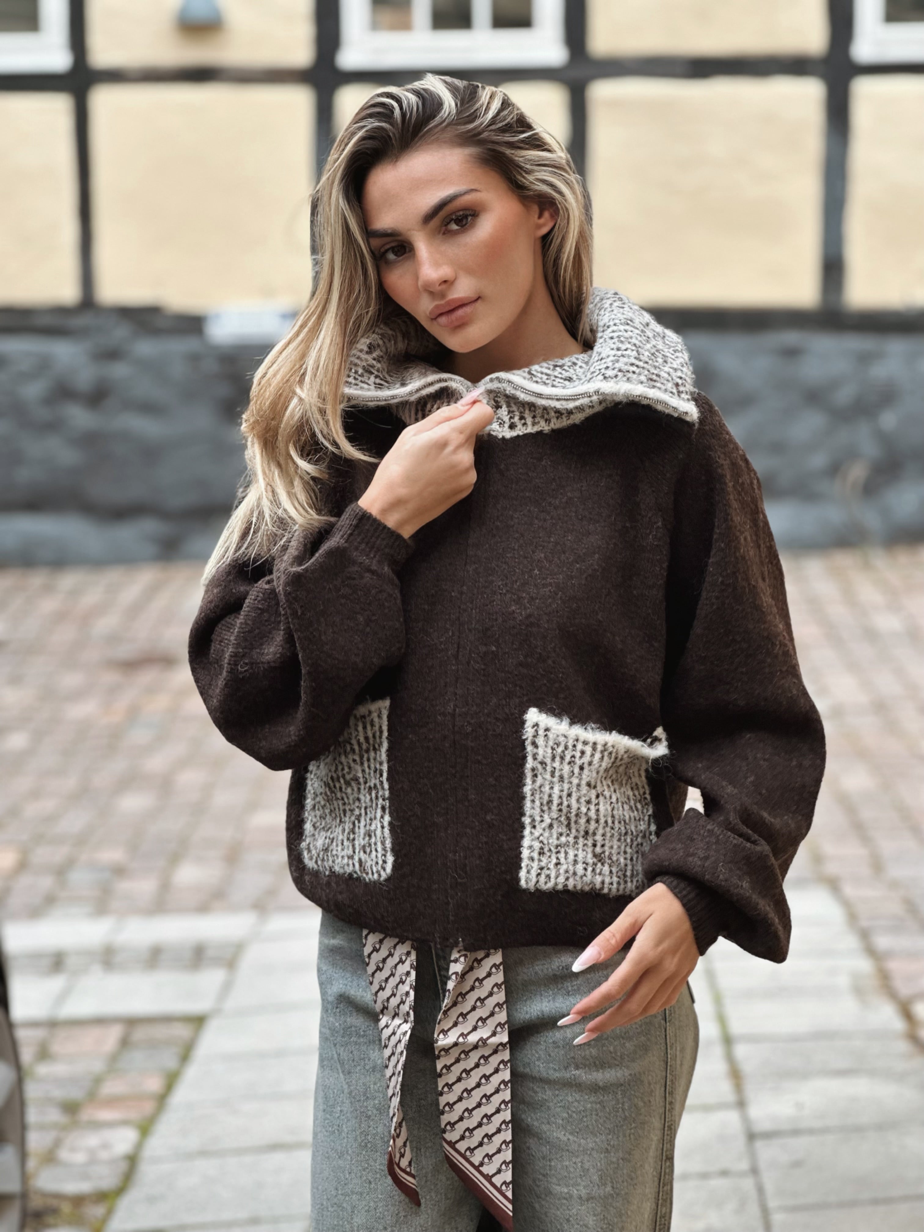 Stickad hoodie med kontrastdetaljer