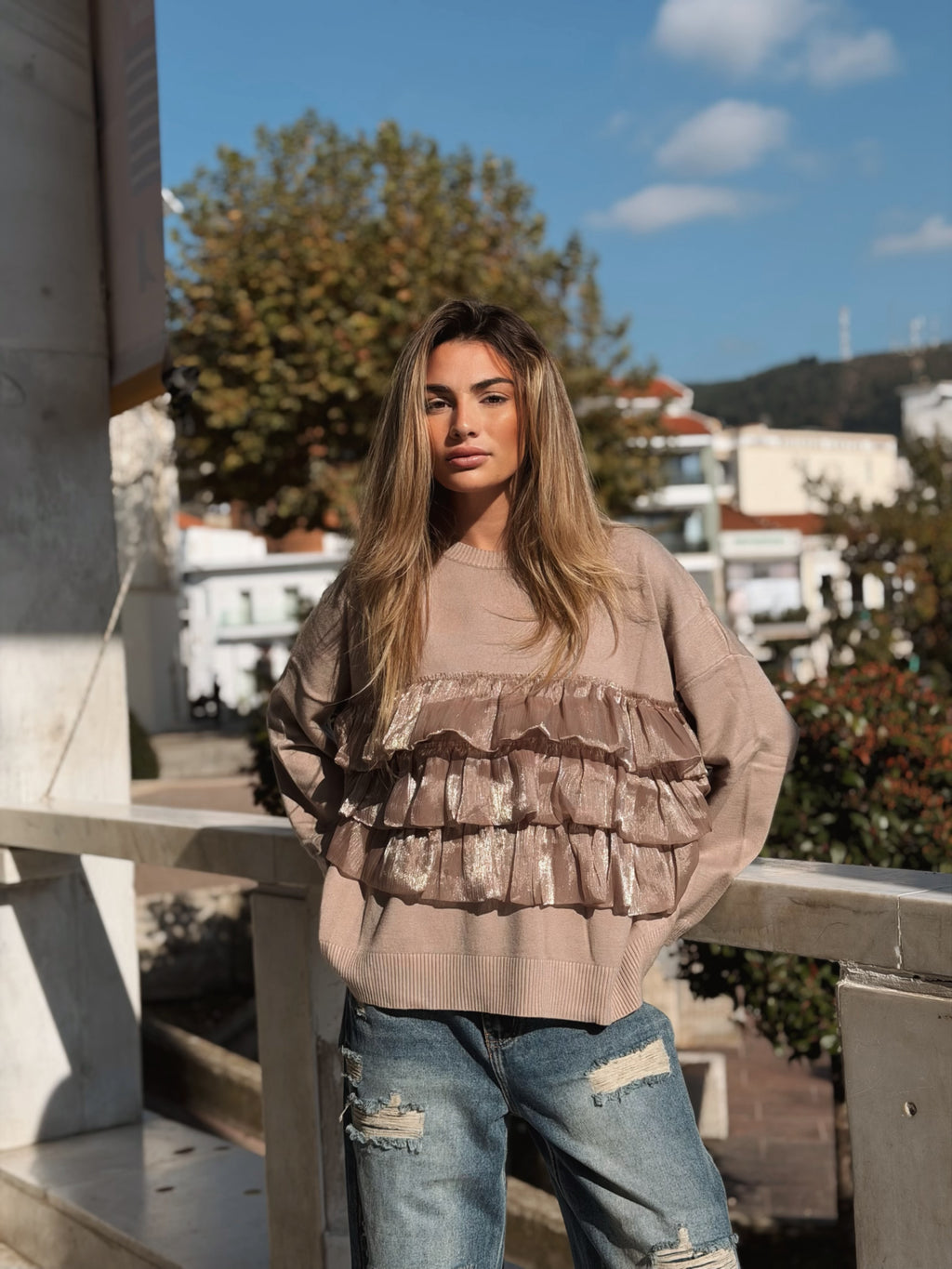 Stickad tröja med Volanger